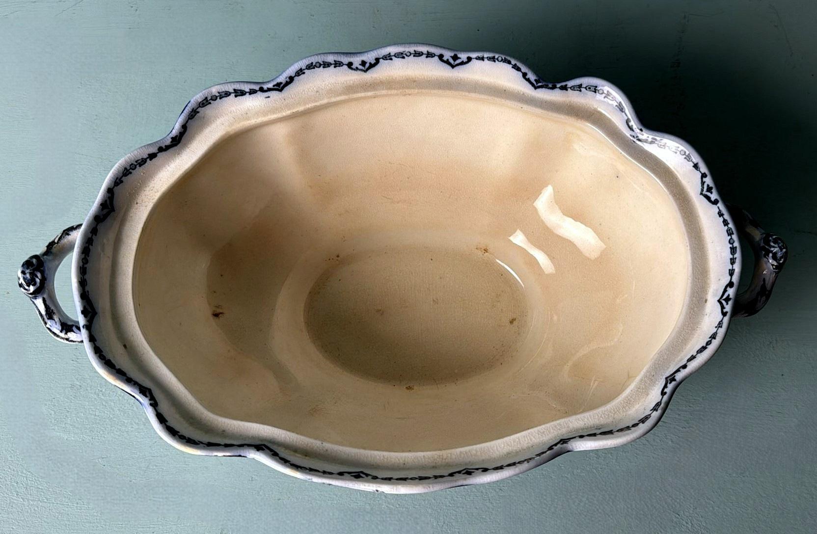 Porcelaine Soupière anglaise en porcelaine bleue Flow à motif Carlton, sans couvercle en vente