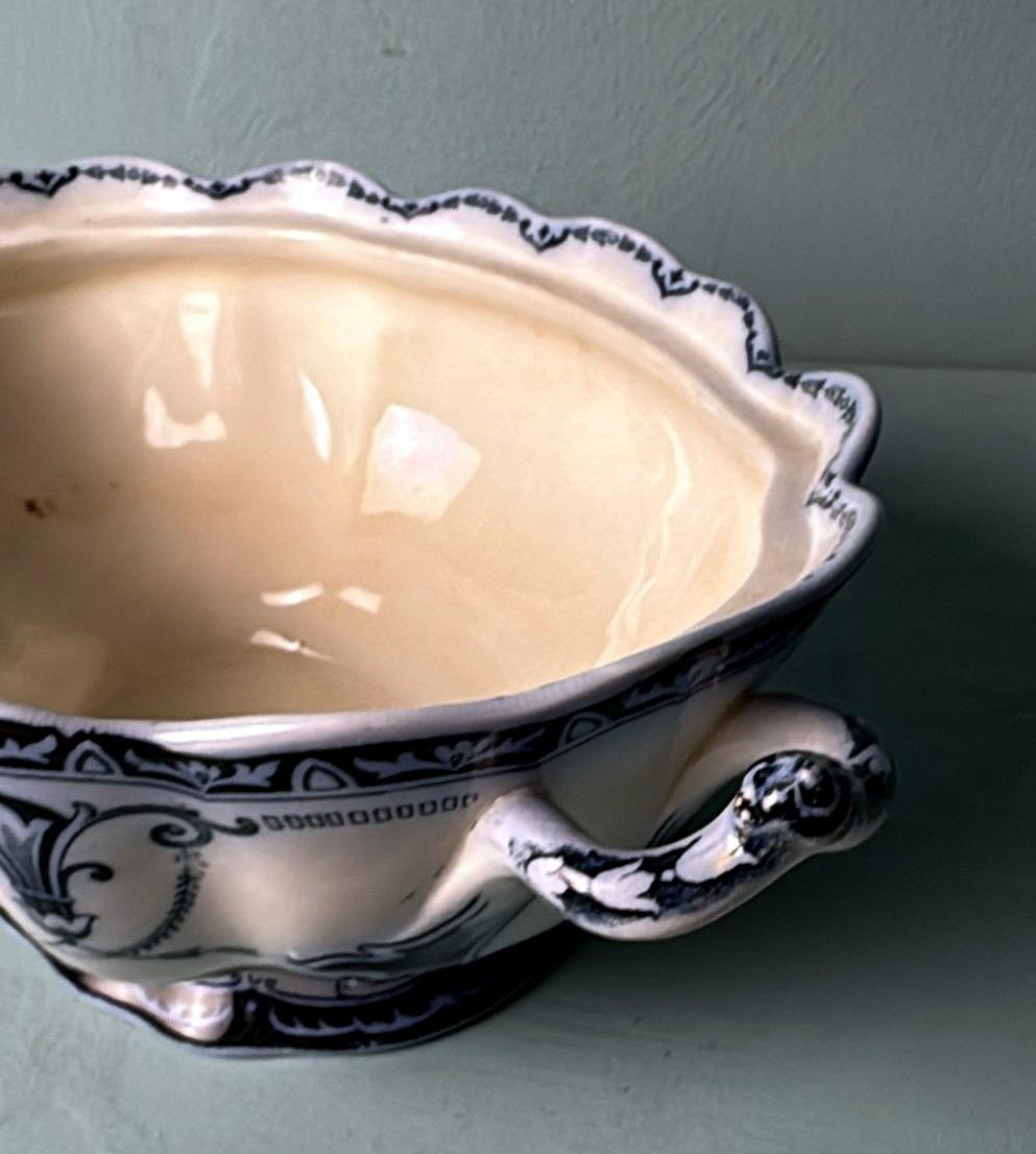 Soupière anglaise en porcelaine bleue Flow à motif Carlton, sans couvercle en vente 1