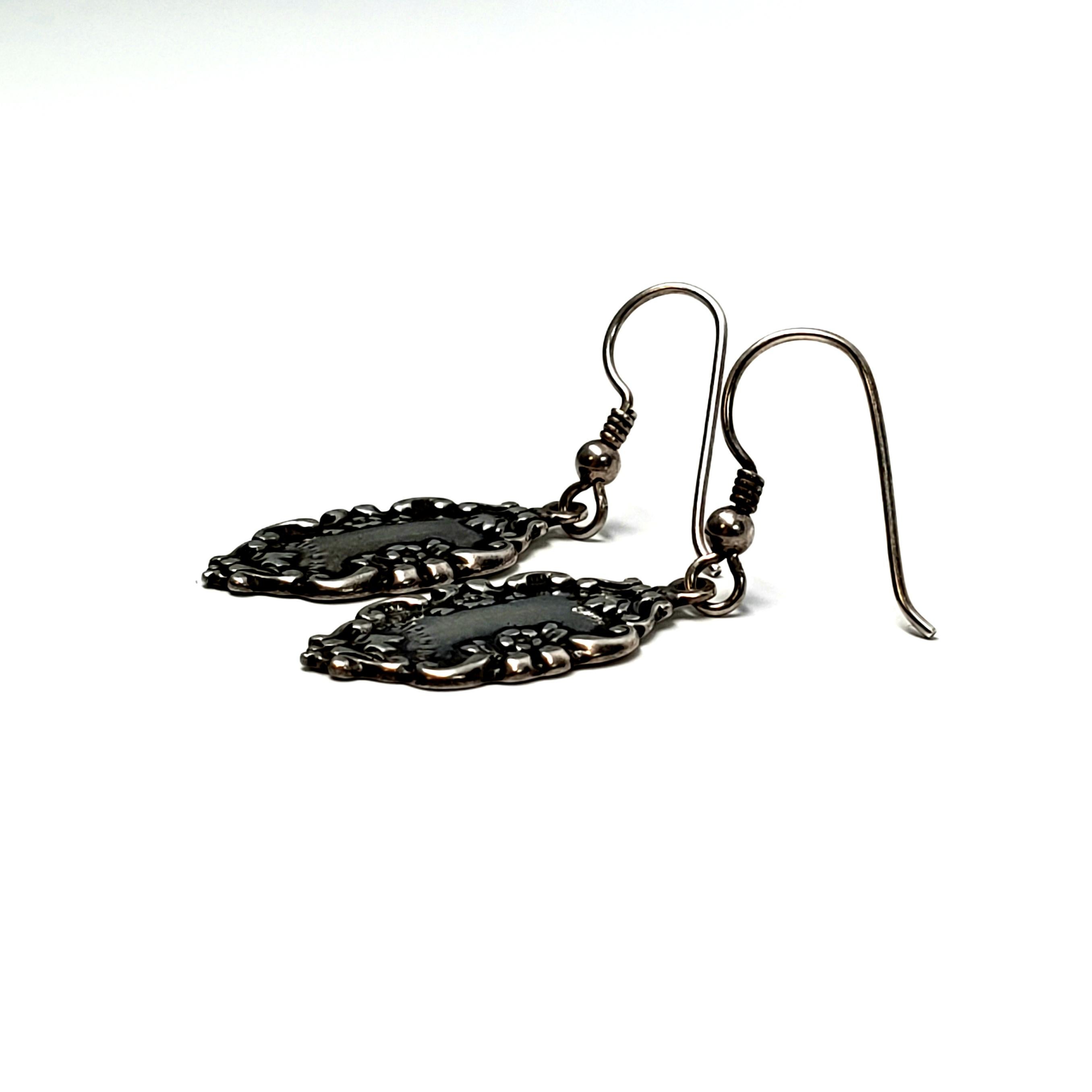 Vintage sterling silver dangle earrings by Foree.

Beautiful example of the repousse technique.

Measures 1 5/8