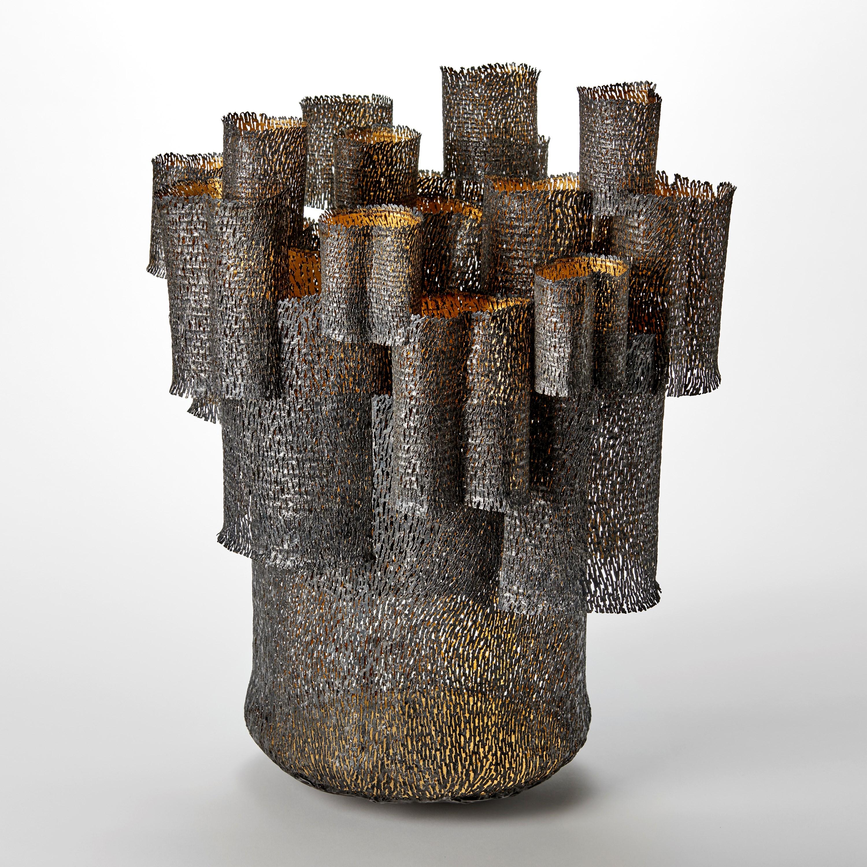 Bosque, gran escultura de acero y oro con textura y perforaciones, de Claire Malet Moderno orgánico en venta