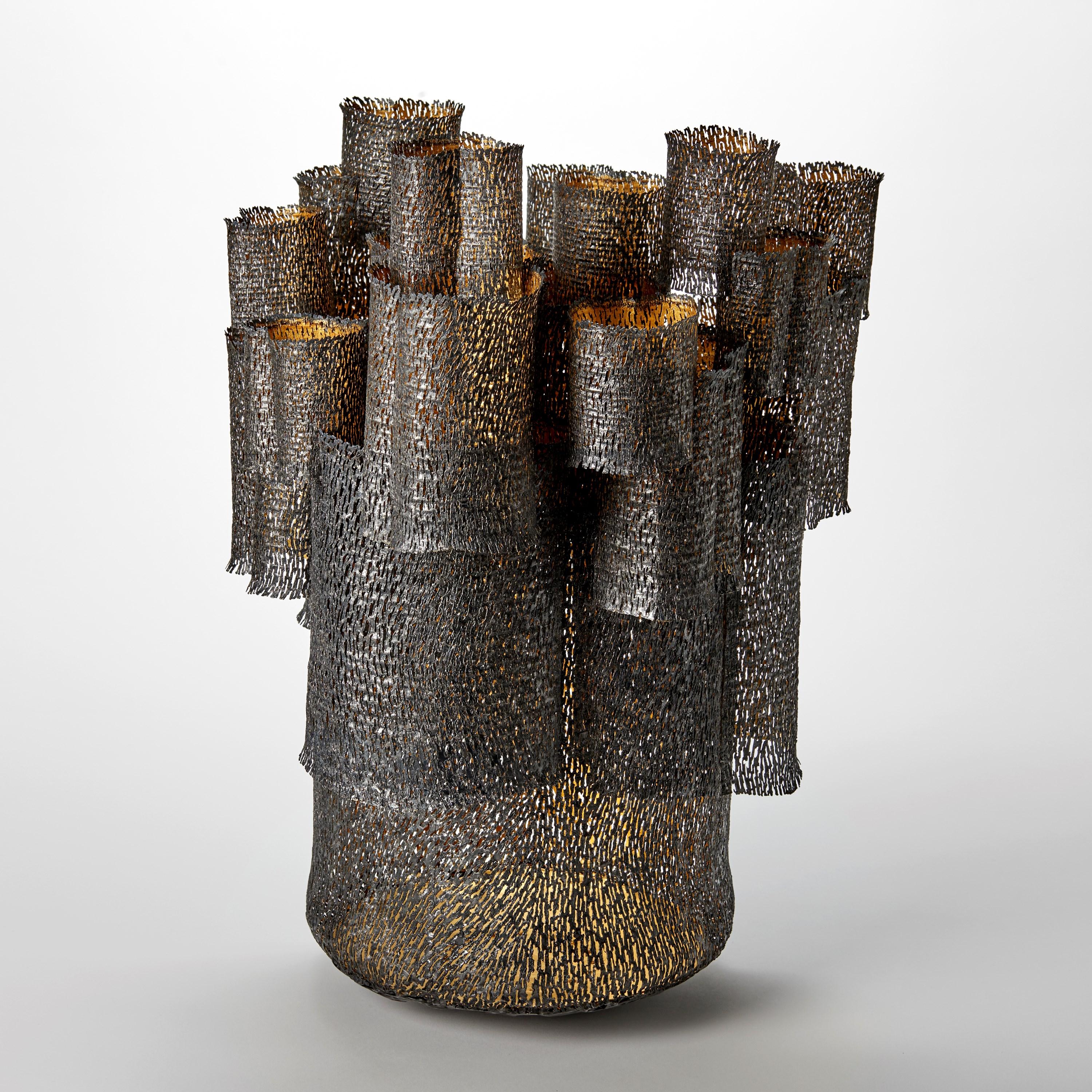 Bosque, gran escultura de acero y oro con textura y perforaciones, de Claire Malet Británico en venta