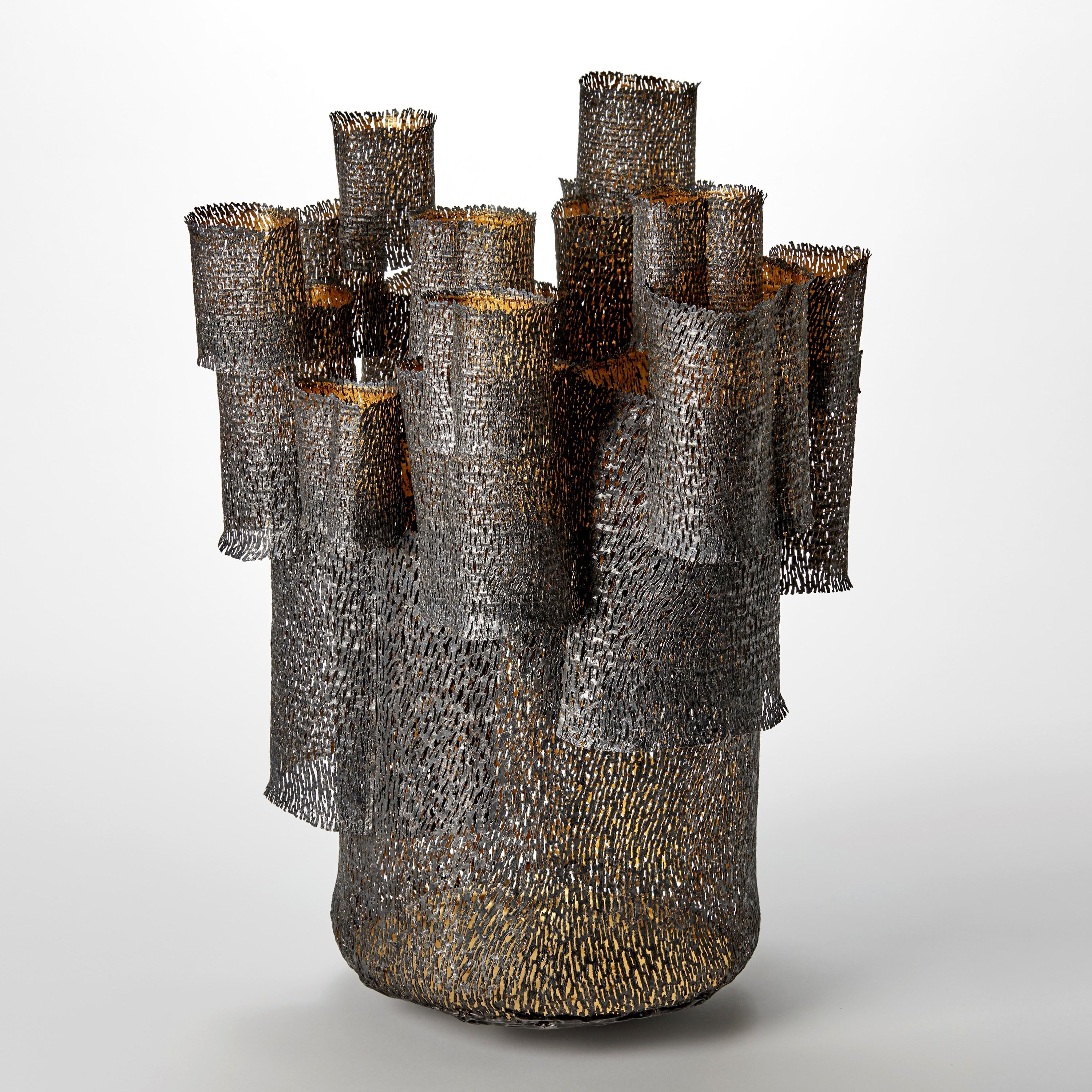 Bosque, gran escultura de acero y oro con textura y perforaciones, de Claire Malet Hecho a mano en venta
