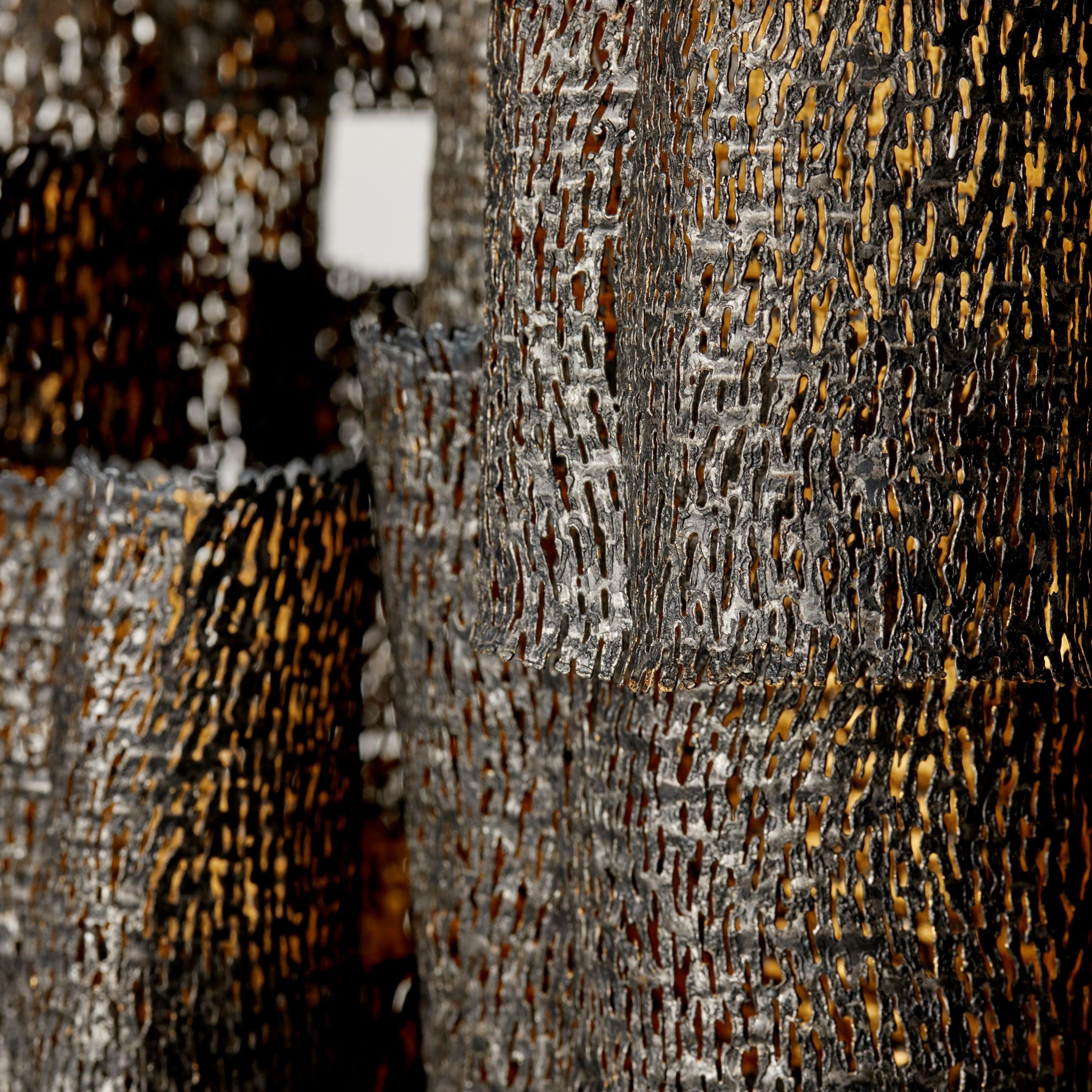 Bosque, gran escultura de acero y oro con textura y perforaciones, de Claire Malet Siglo XXI y contemporáneo en venta