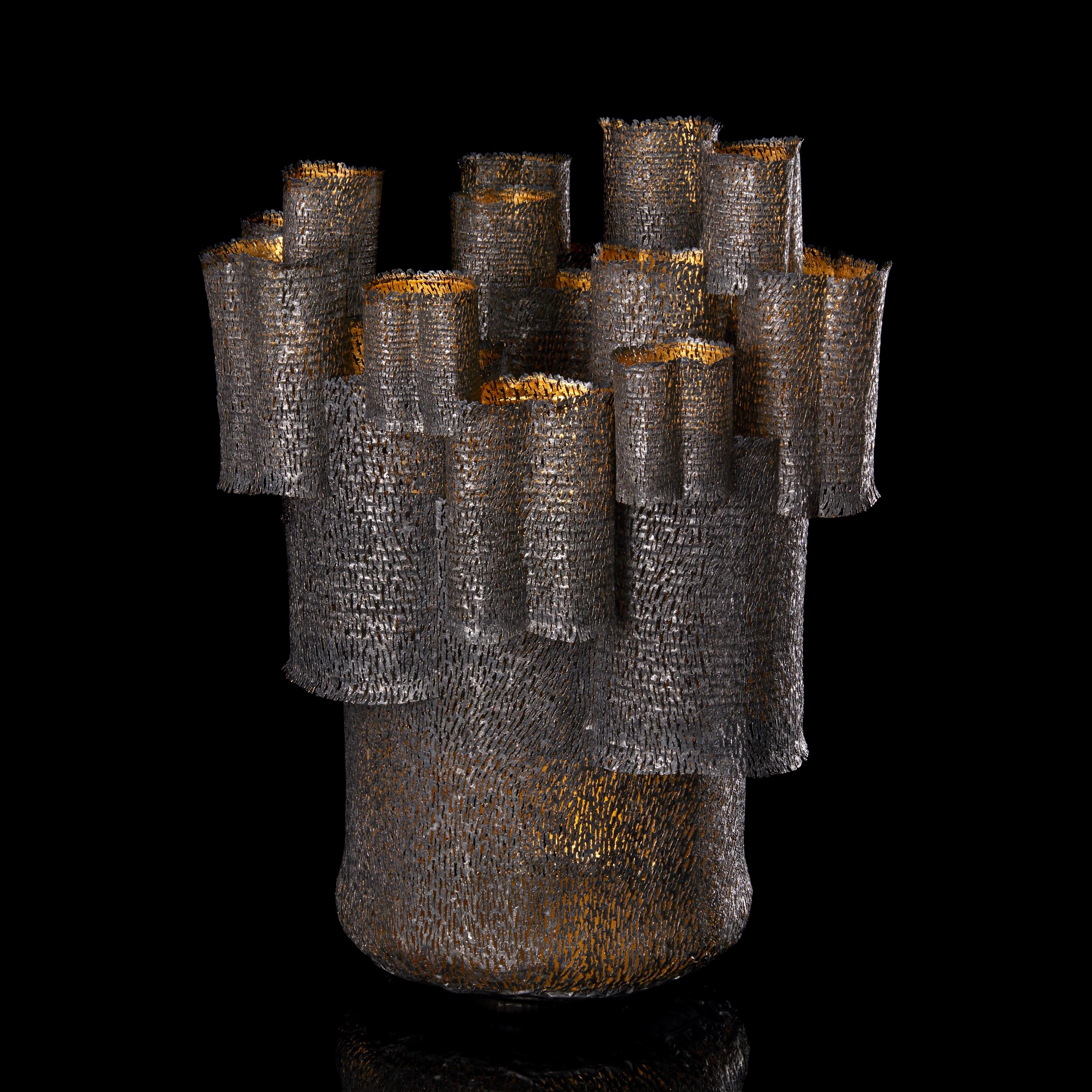 Bosque, gran escultura de acero y oro con textura y perforaciones, de Claire Malet Acero en venta