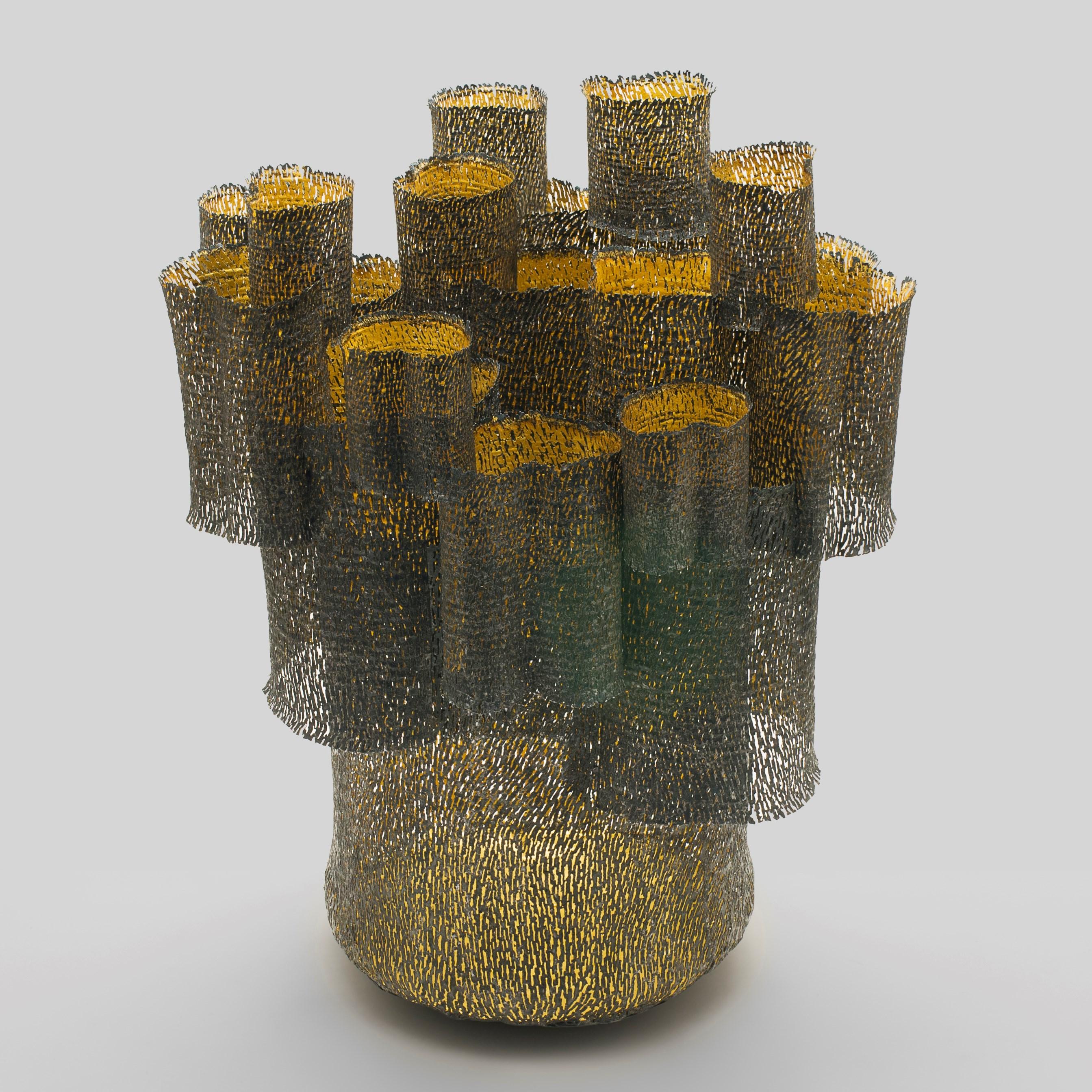 Bosque, gran escultura de acero y oro con textura y perforaciones, de Claire Malet en venta 1
