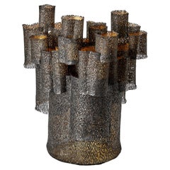 Bosque, gran escultura de acero y oro con textura y perforaciones, de Claire Malet