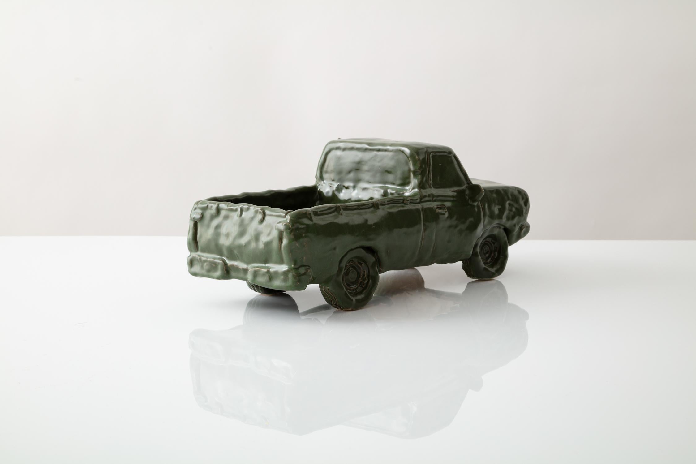 Moderne Sculpture de voiture en céramique émaillée « Forest Bulletside » en vente