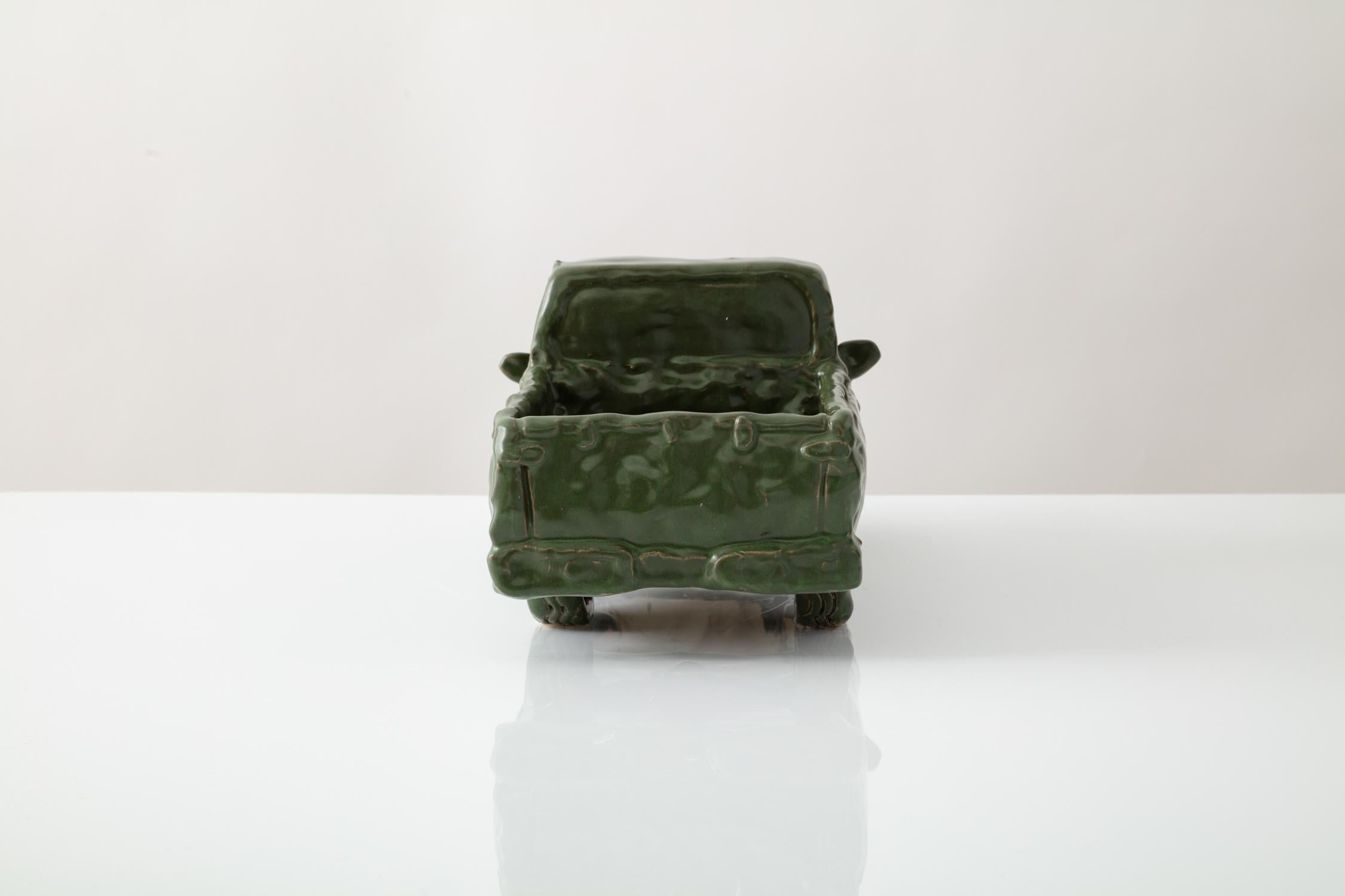 Américain Sculpture de voiture en céramique émaillée « Forest Bulletside » en vente