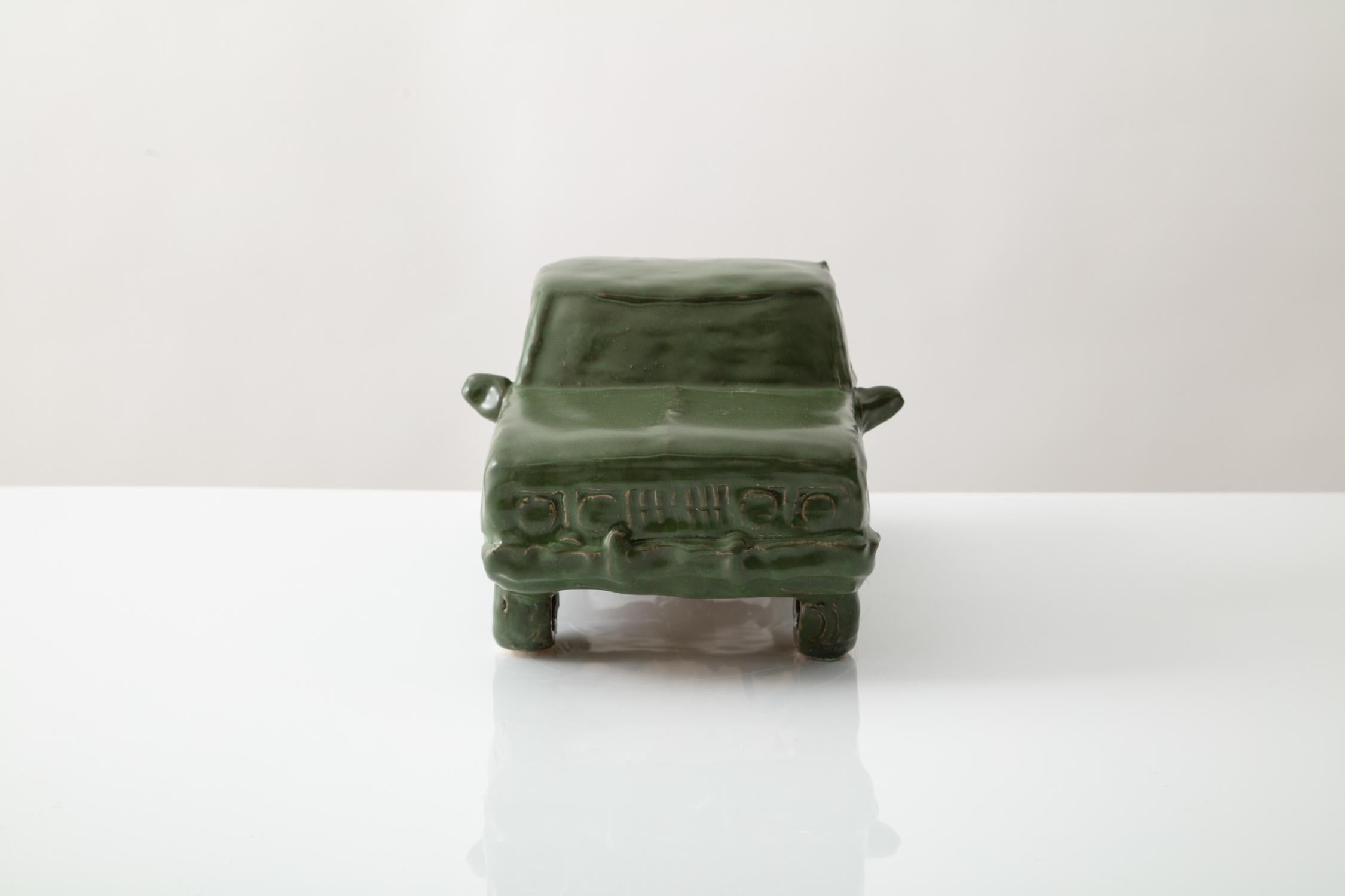 Vernissé Sculpture de voiture en céramique émaillée « Forest Bulletside » en vente