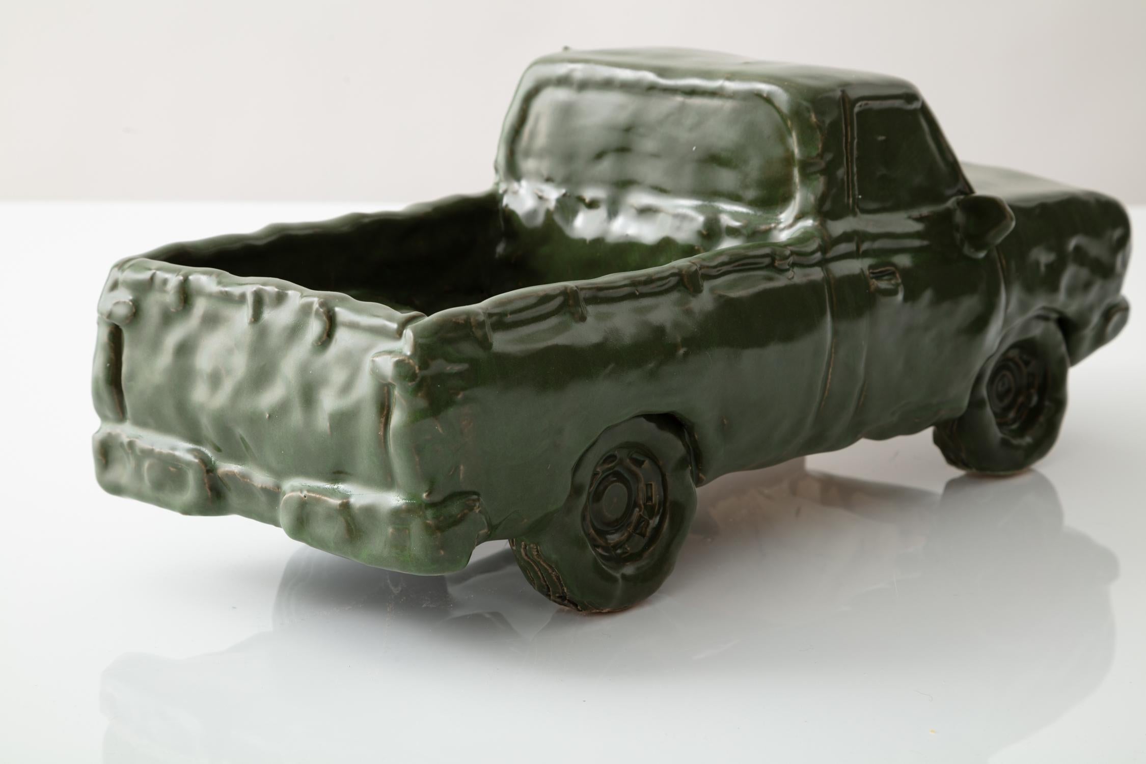 XXIe siècle et contemporain Sculpture de voiture en céramique émaillée « Forest Bulletside » en vente