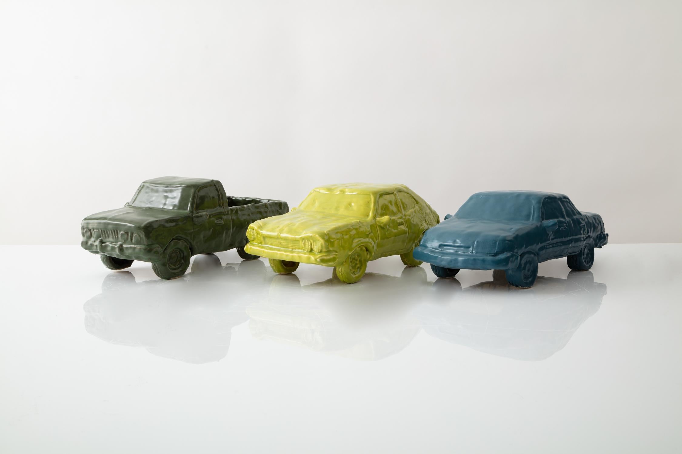 Céramique Sculpture de voiture en céramique émaillée « Forest Bulletside » en vente
