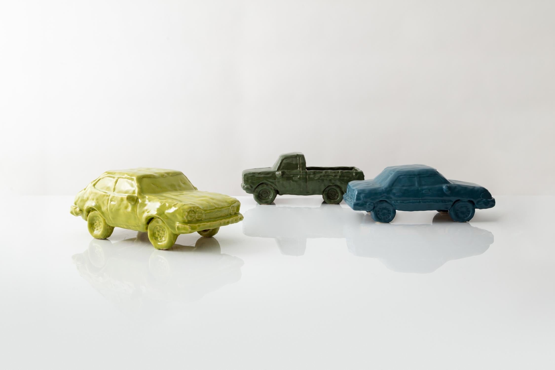 Sculpture de voiture en céramique émaillée « Forest Bulletside » en vente 1