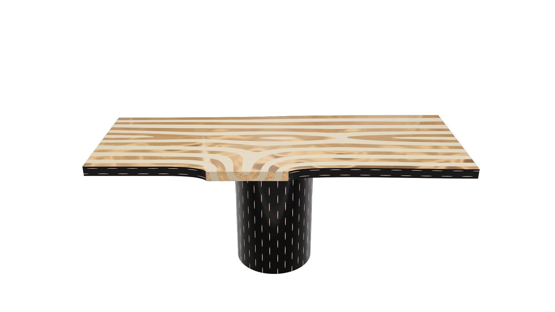 La marqueterie en laiton rappelle la beauté naturelle du bois sur le dessus de la table à manger Forest de Marcantonio, qui repose sur une jolie base artisanale avec des détails en laiton.

Pour ses premières créations, Marcantonio a présenté