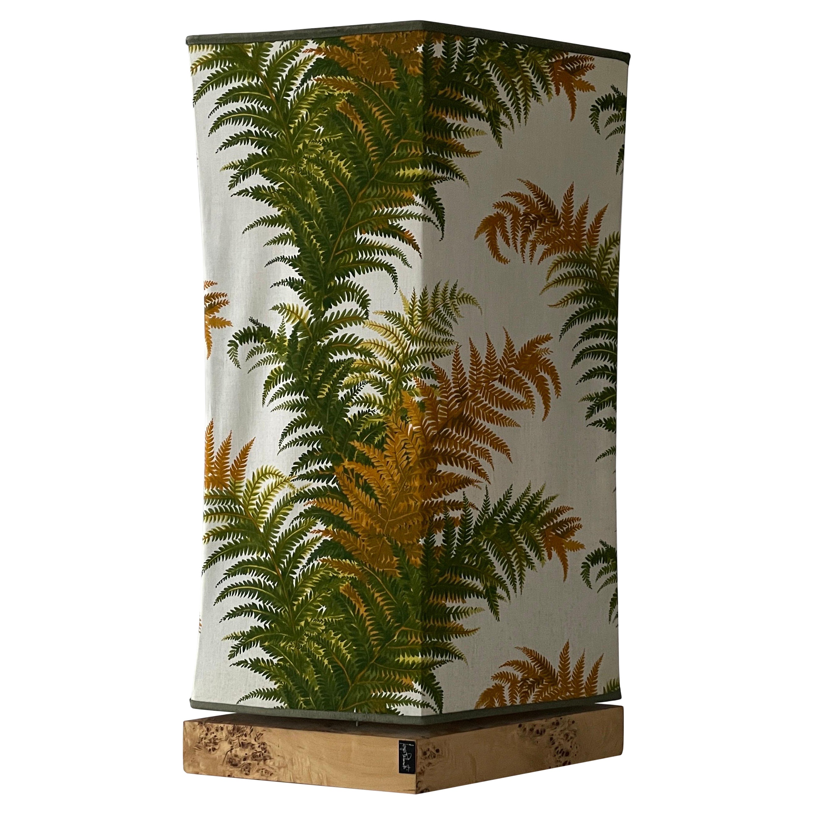 Lampada da terra con paralume in tessuto a tema fiori di bosco e base in legno firmata, anni '50, Italia in vendita
