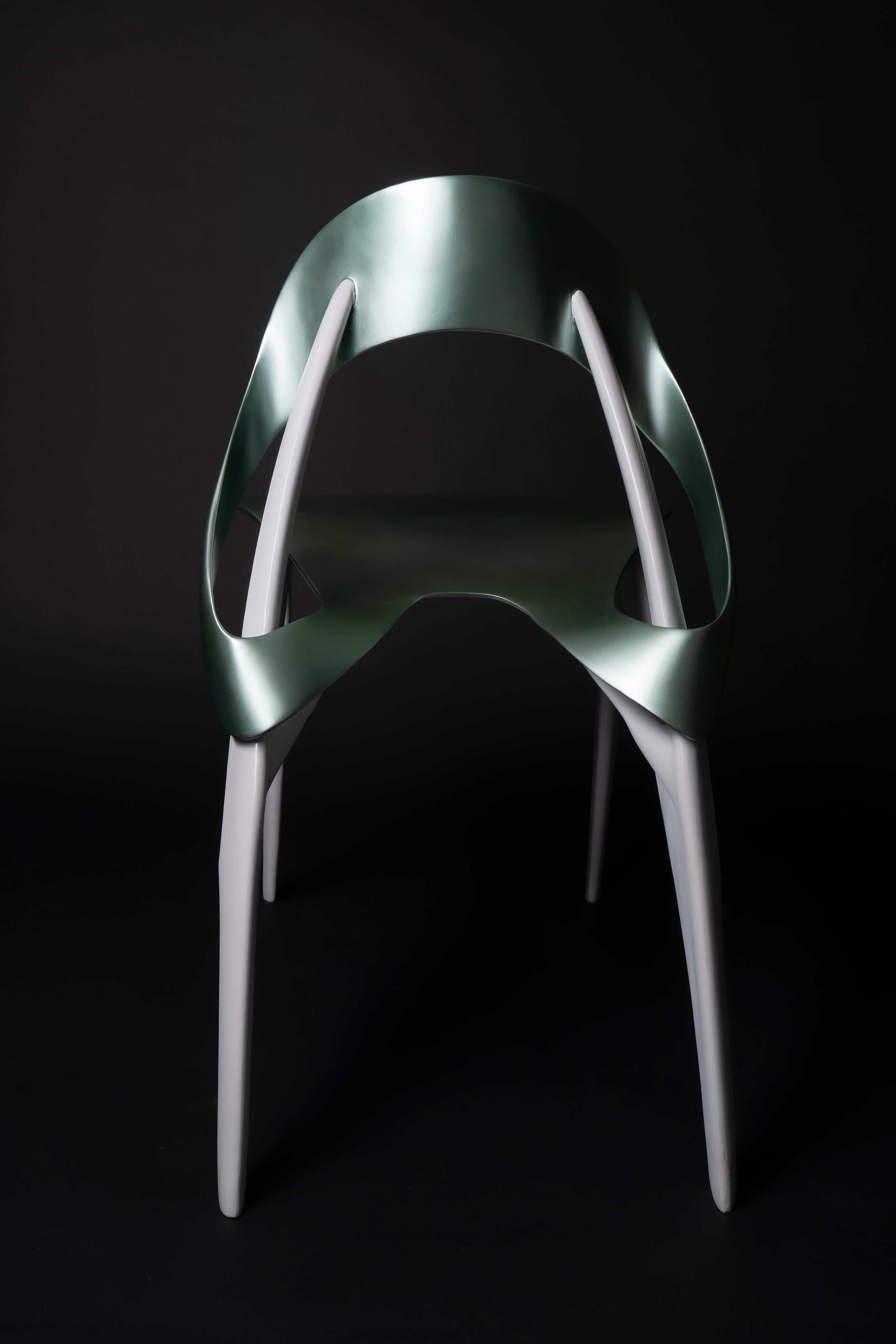 Sedia Ying Standard di Studio A Verde Foresta di Duen Studio
Edizione limitata di 10 esemplari
Dimensioni:  L 46 x P 71,2 x H 78 cm
Materiali: Acciaio inossidabile e vernice metallizzata perlata.

Informazioni su: Duenstudio è stato fondato in