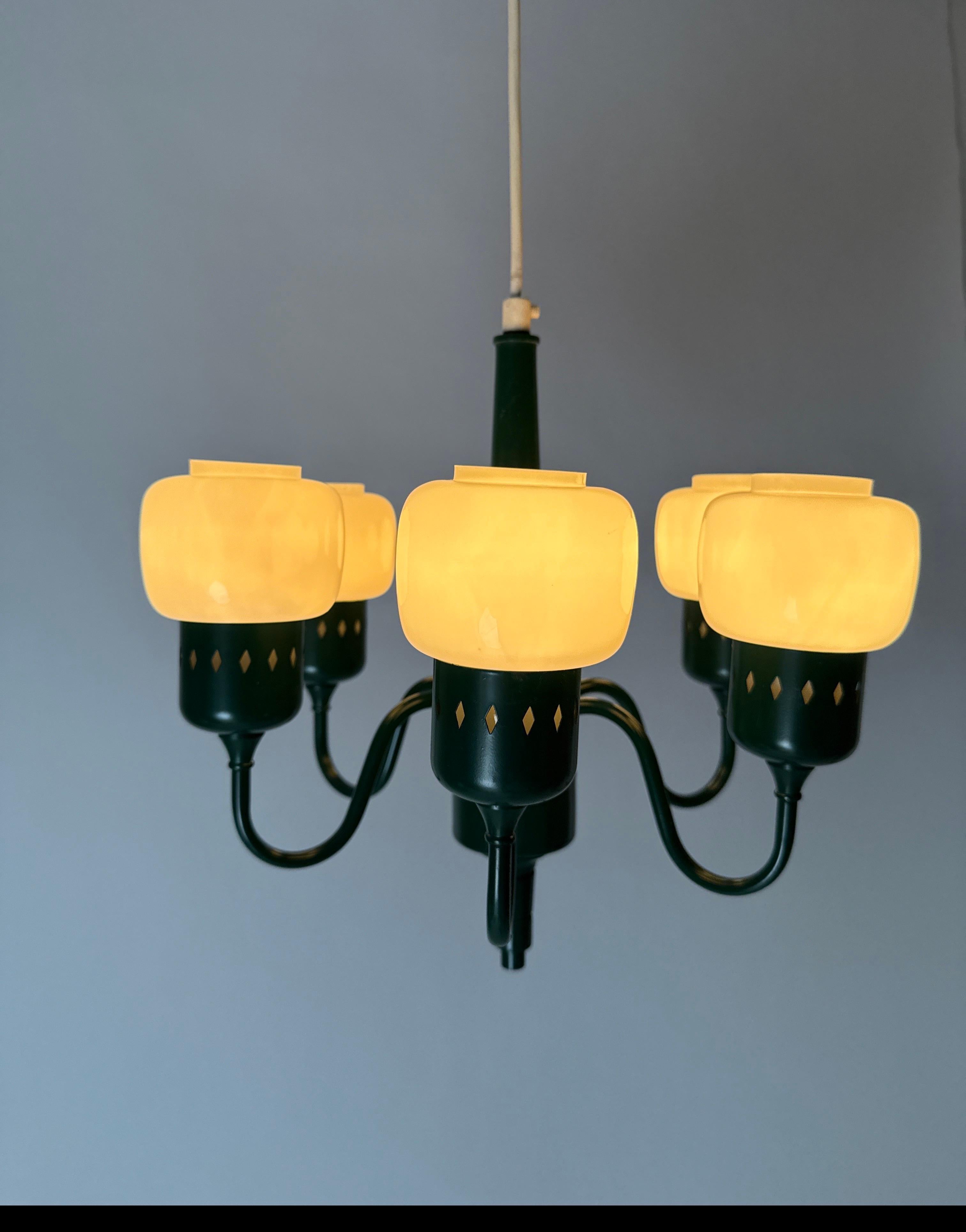 Le modèle 526 en vert forêt est un lustre très rare de Hans Agnes Jakobsen. Petite mais impressionnante, elle témoigne du sens de l'artiste pour un design intemporel. Réduite à l'essentiel et inspirée des lampes à pétrole classiques, l'artiste