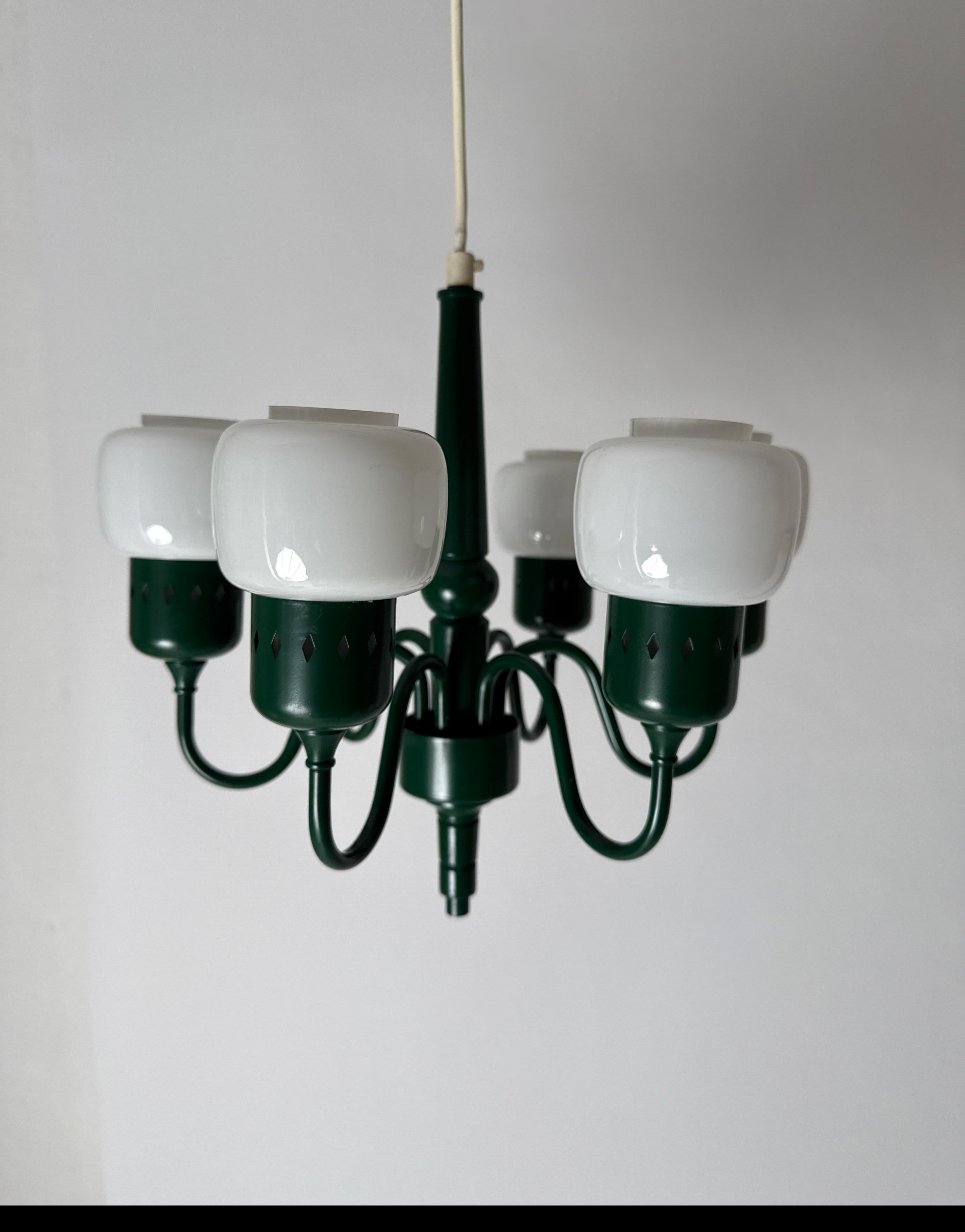 Scandinave moderne Lustre vert forêt de Hans-Agne Jakobsson Modèle 526 Suède 1970 en vente