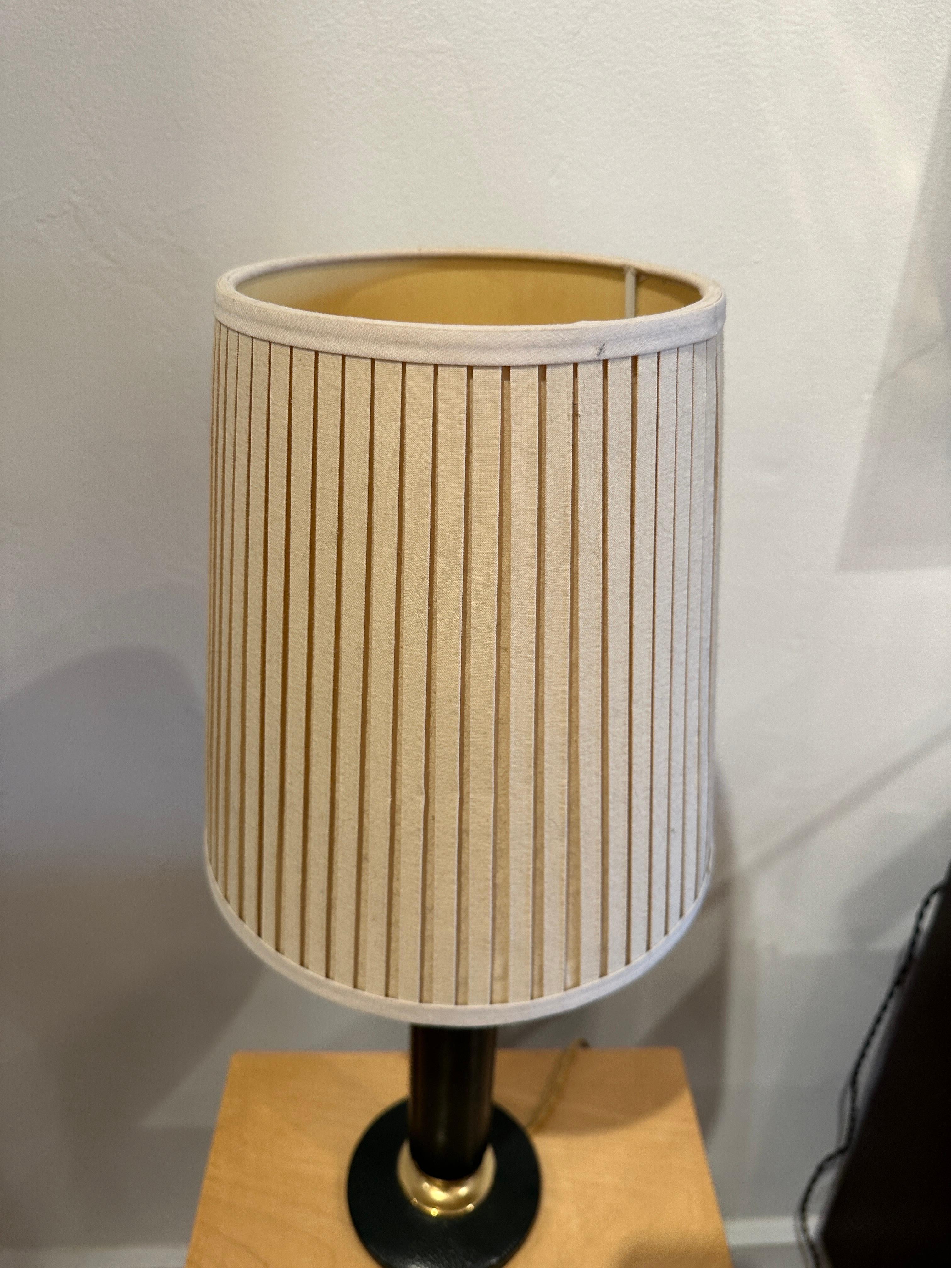 Lampe à poser vintage française revêtue de cuir vert forêt en vente 2