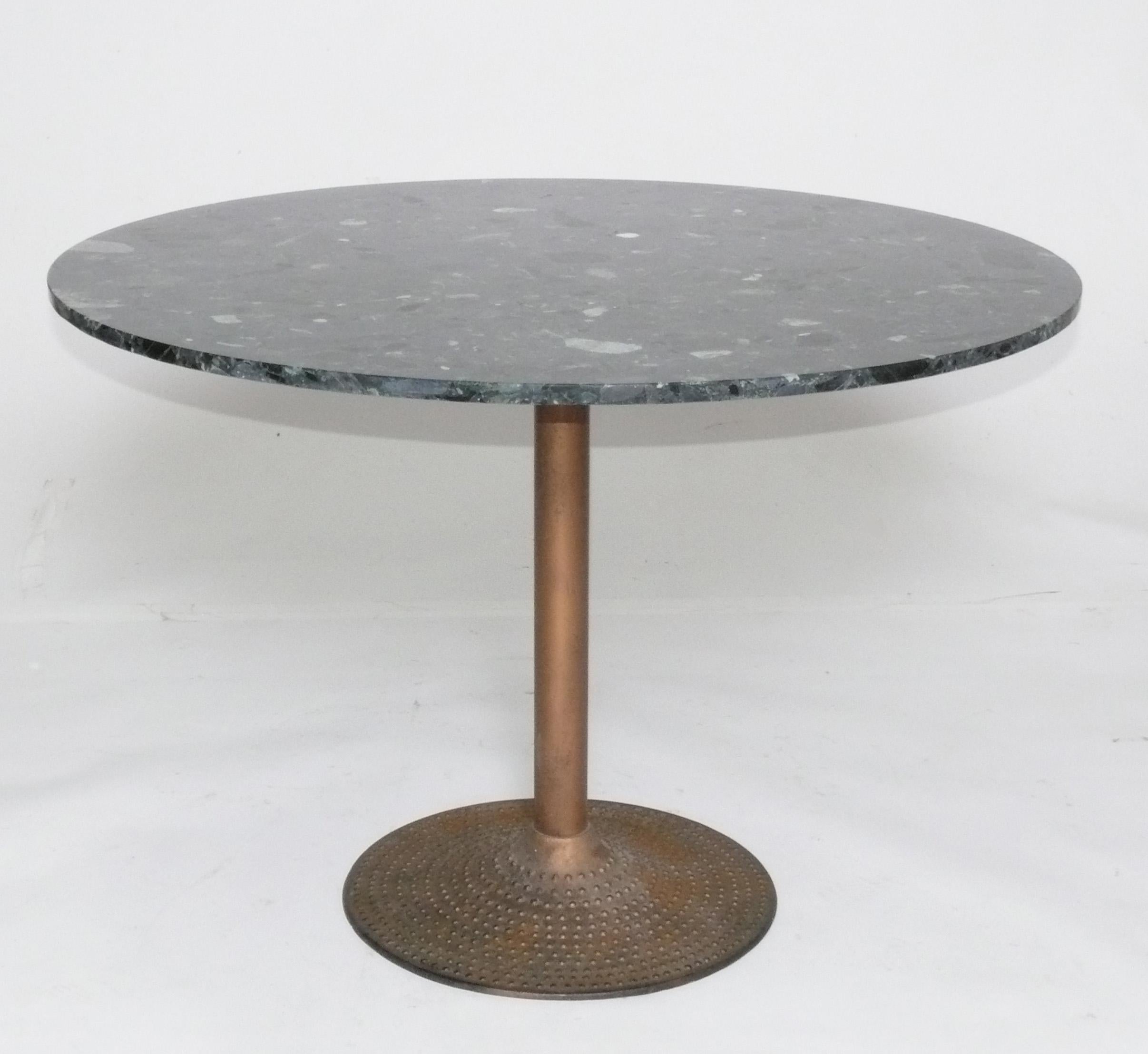 Tavolo da pranzo moderno danese in marmo e metallo con finitura in rame, secondo Illmari Tapiovaara, Svezia, circa 1960. Misura 42