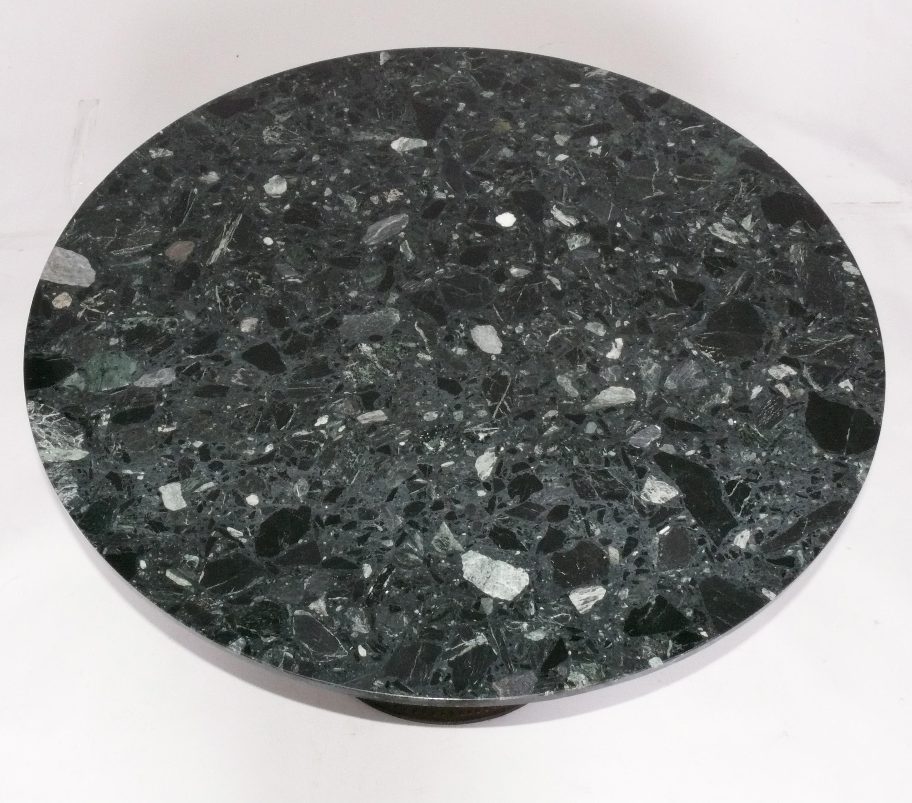 Mid-Century moderno Tavolo da pranzo in metallo con finitura in marmo verde foresta e rame Illmari Tapiovaara Styl in vendita