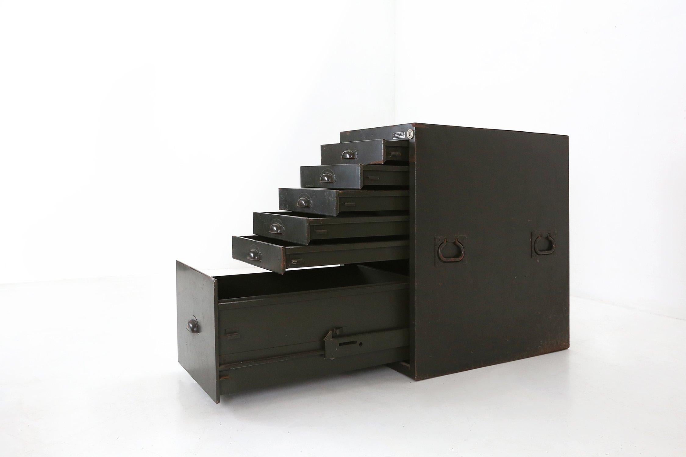 Armadietto o cassettiera militare in metallo verde foresta, 1956 in vendita 3