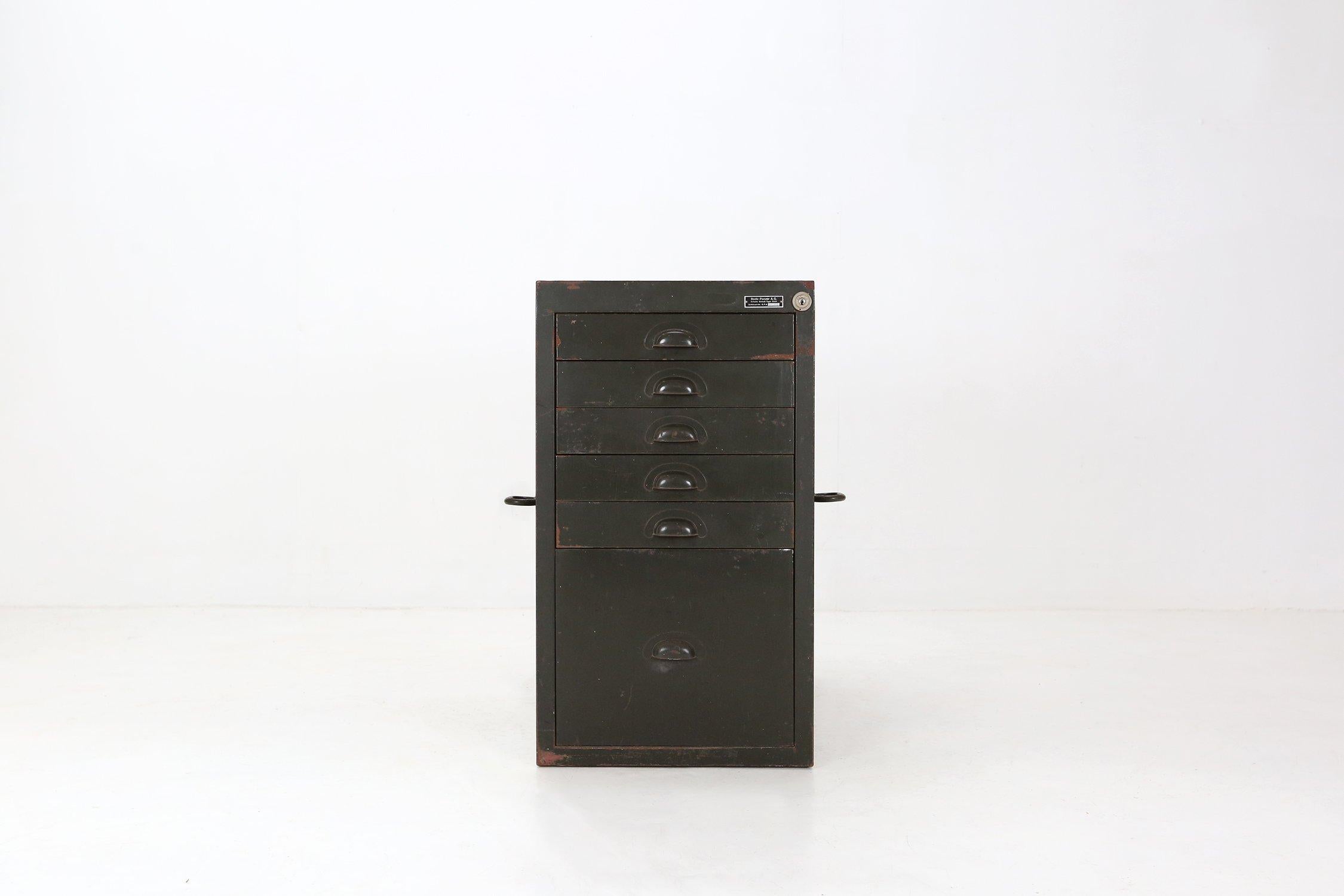 Industriale Armadietto o cassettiera militare in metallo verde foresta, 1956 in vendita
