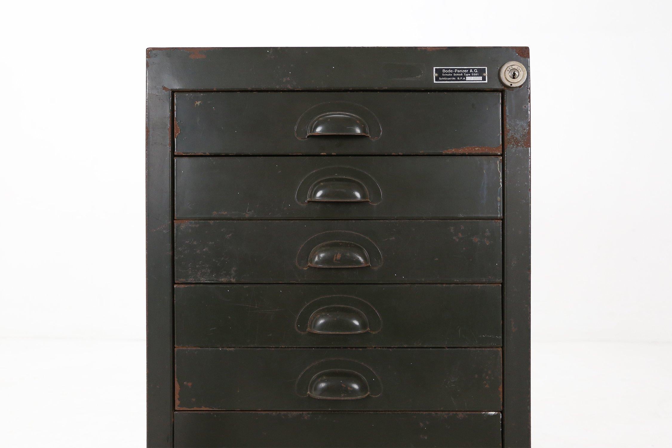 Armadietto o cassettiera militare in metallo verde foresta, 1956 In condizioni buone in vendita a Meulebeke, BE