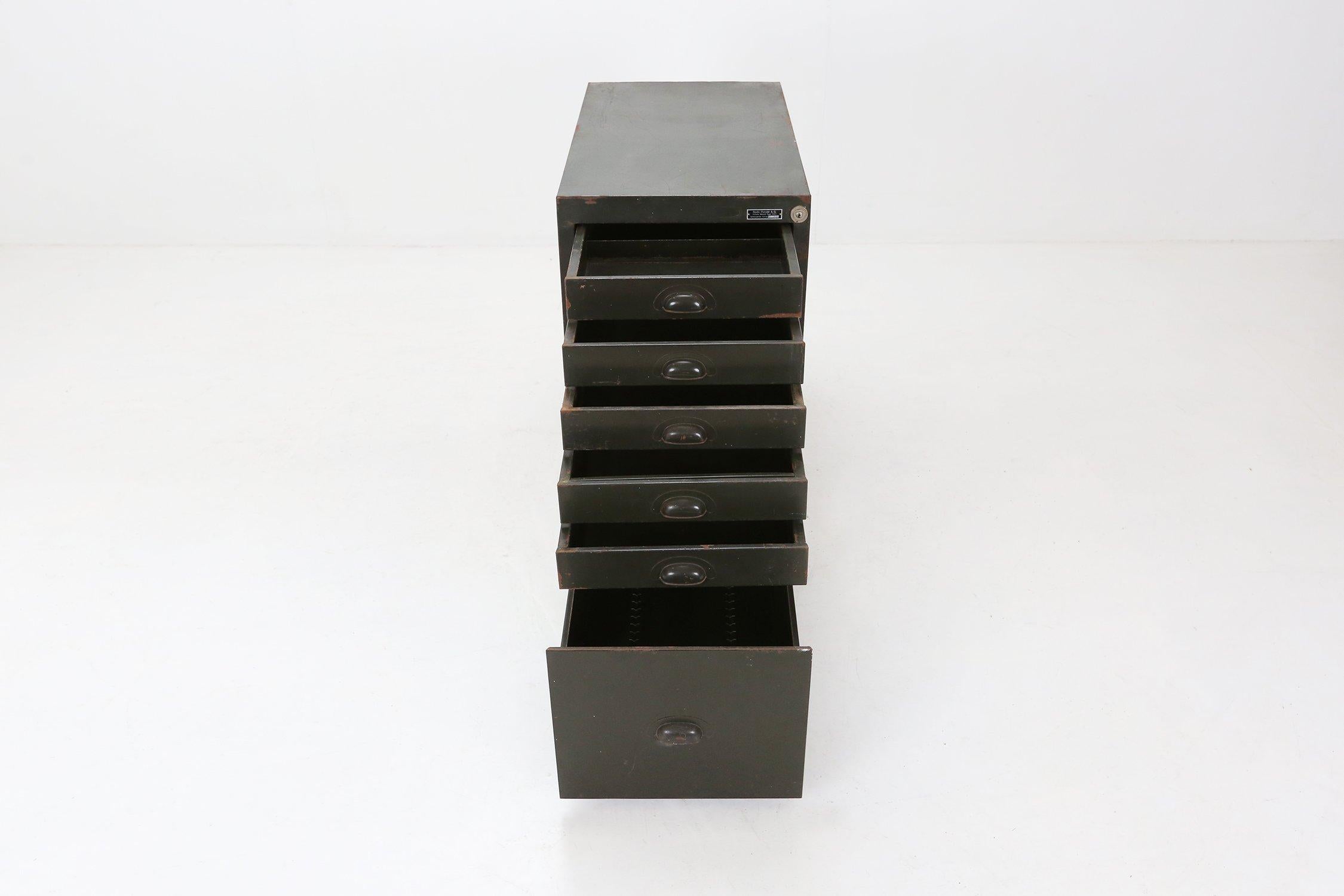 Metà XX secolo Armadietto o cassettiera militare in metallo verde foresta, 1956 in vendita
