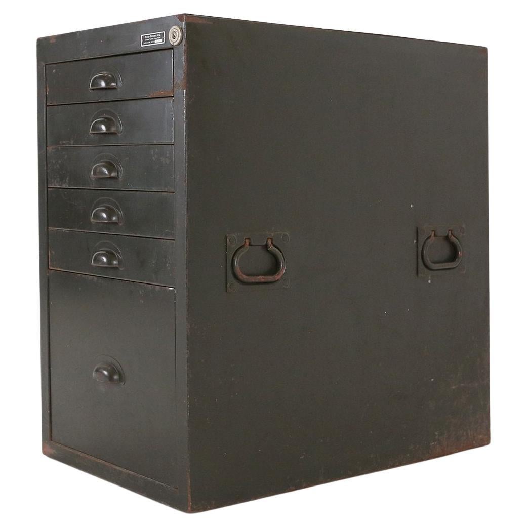 Forest Green Metall Militärischer Befestigungsschrank oder Kommode aus grünem Metall, 1956