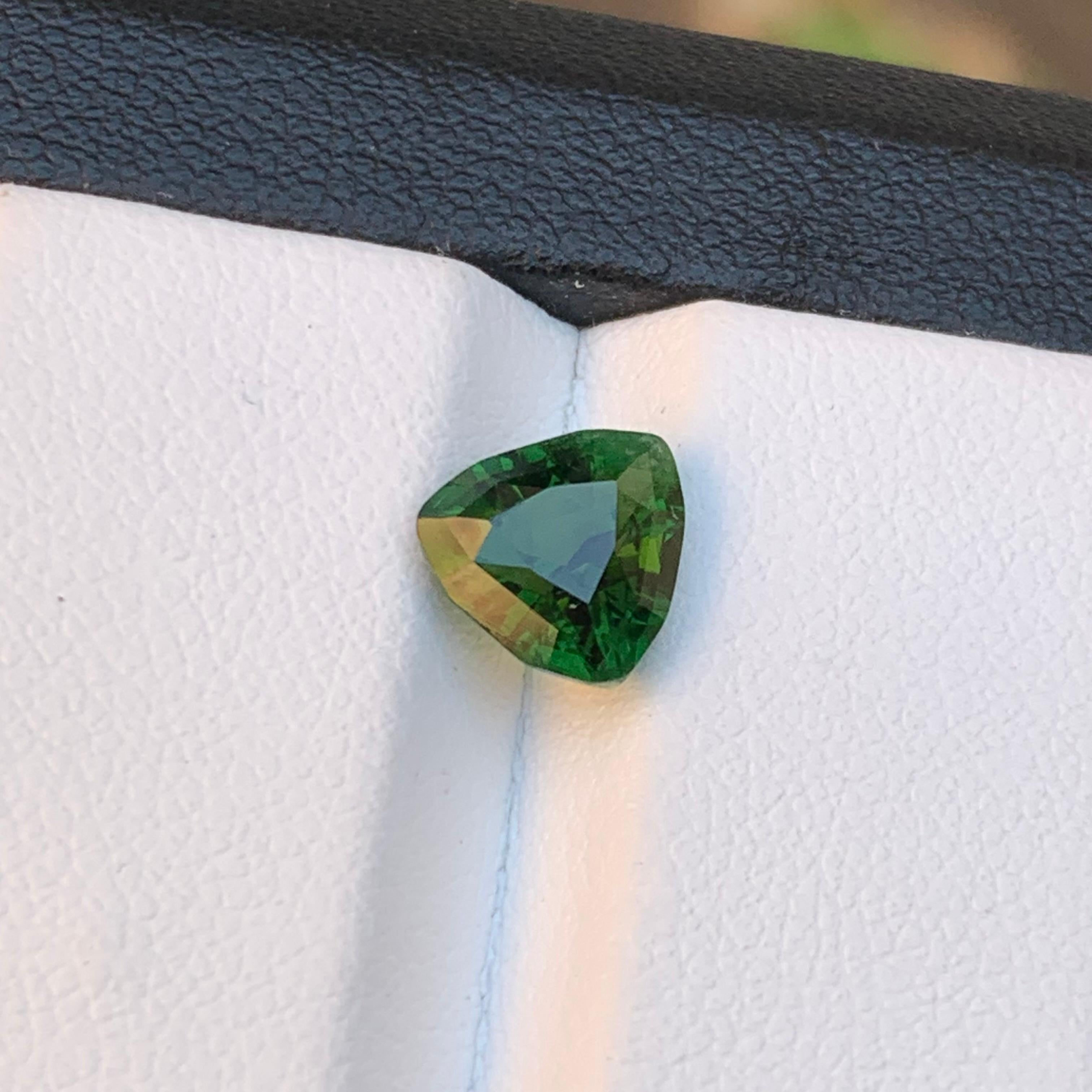 Bague en tourmaline naturelle verte forêt, pierre précieuse non sertie de 1,70 carat, taille trillion en vente 4