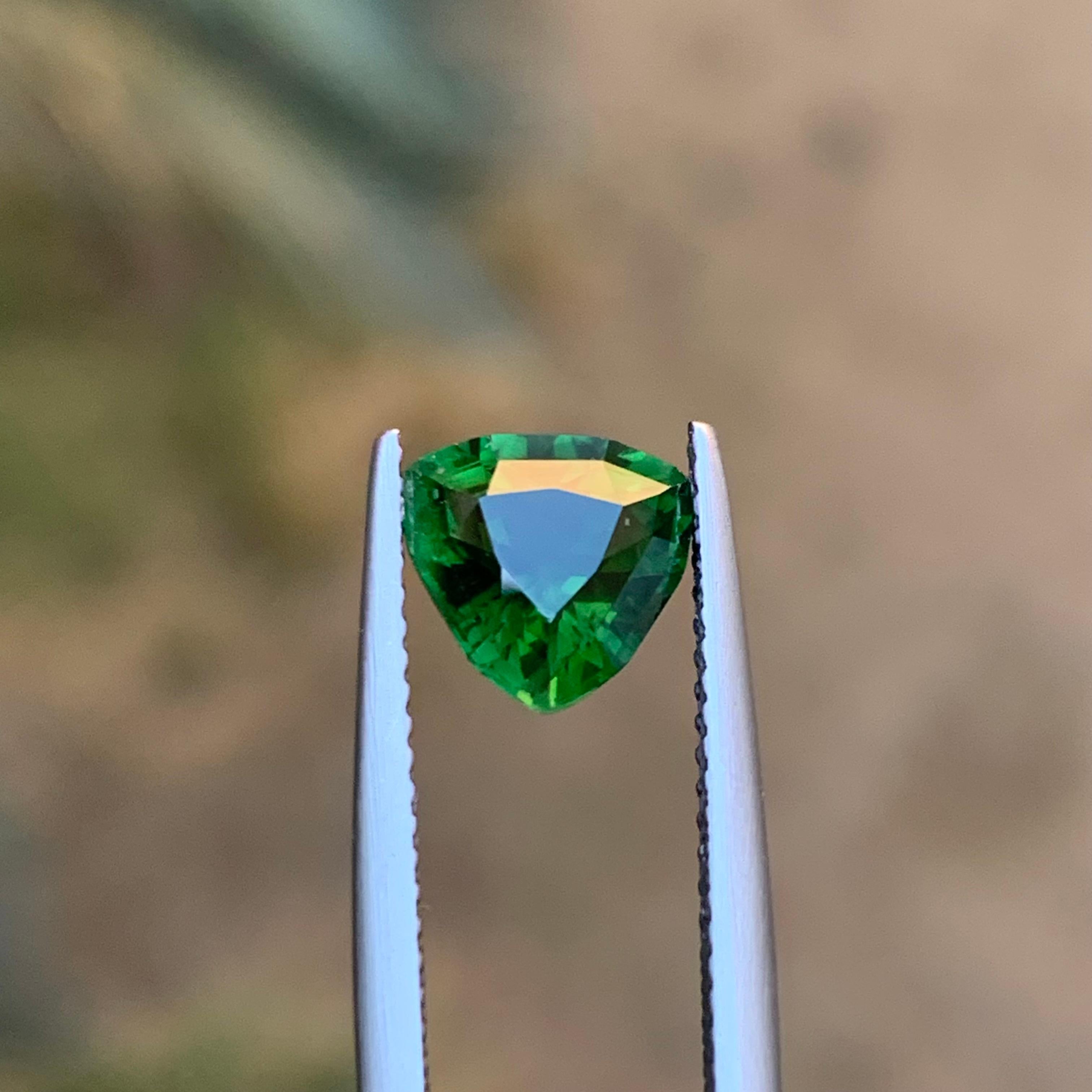 Bague en tourmaline naturelle verte forêt, pierre précieuse non sertie de 1,70 carat, taille trillion en vente 5