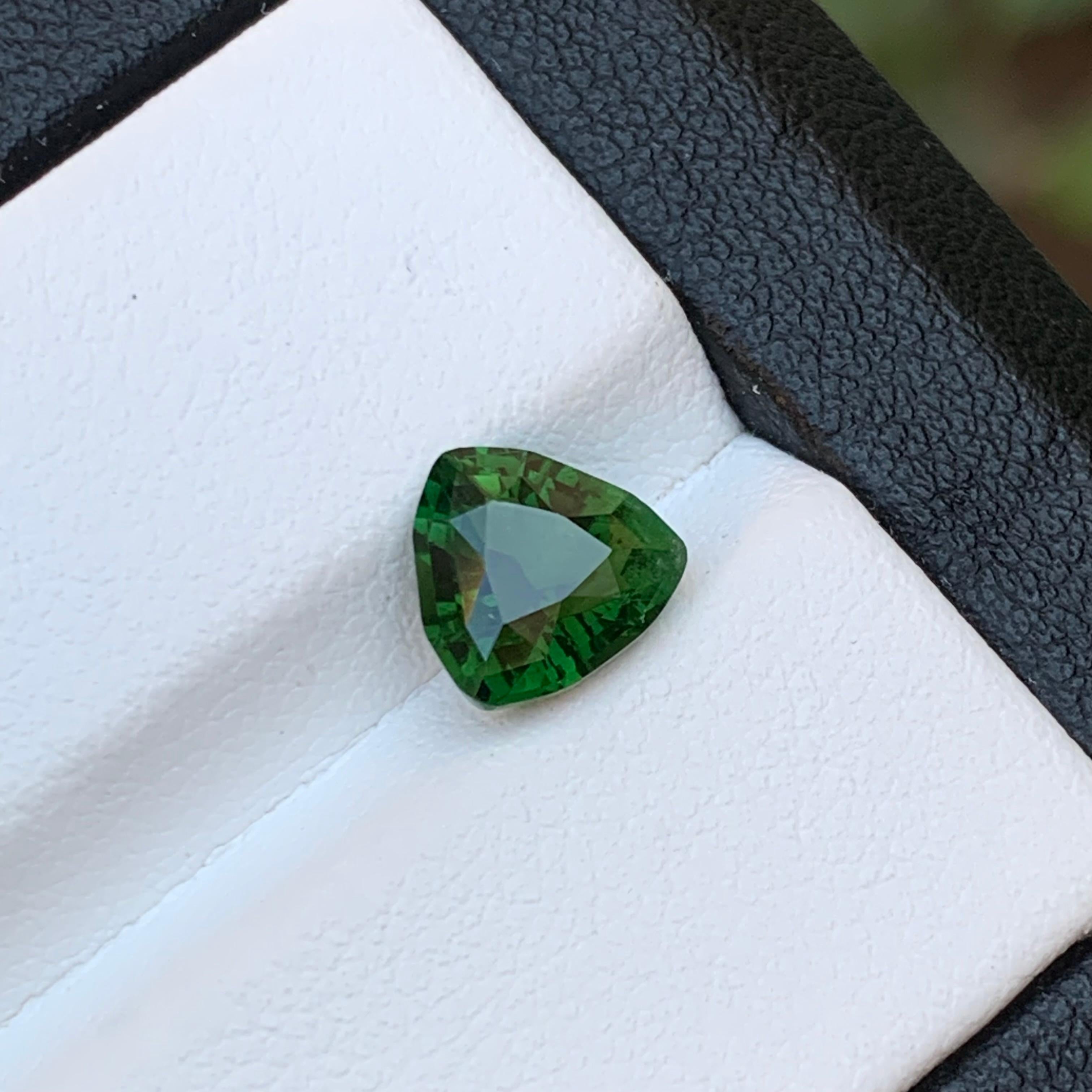 Bague en tourmaline naturelle verte forêt, pierre précieuse non sertie de 1,70 carat, taille trillion en vente 6