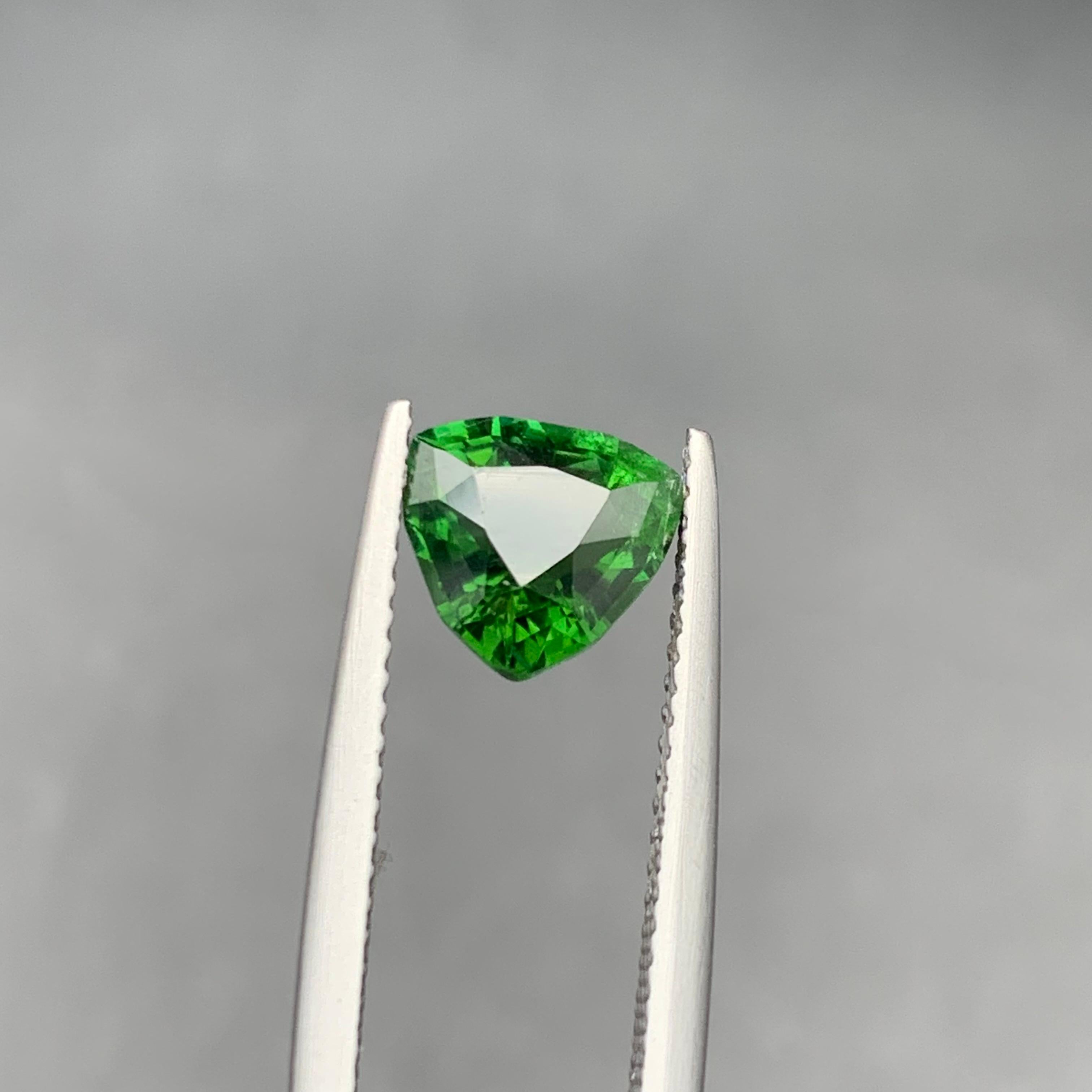 Contemporain Bague en tourmaline naturelle verte forêt, pierre précieuse non sertie de 1,70 carat, taille trillion en vente