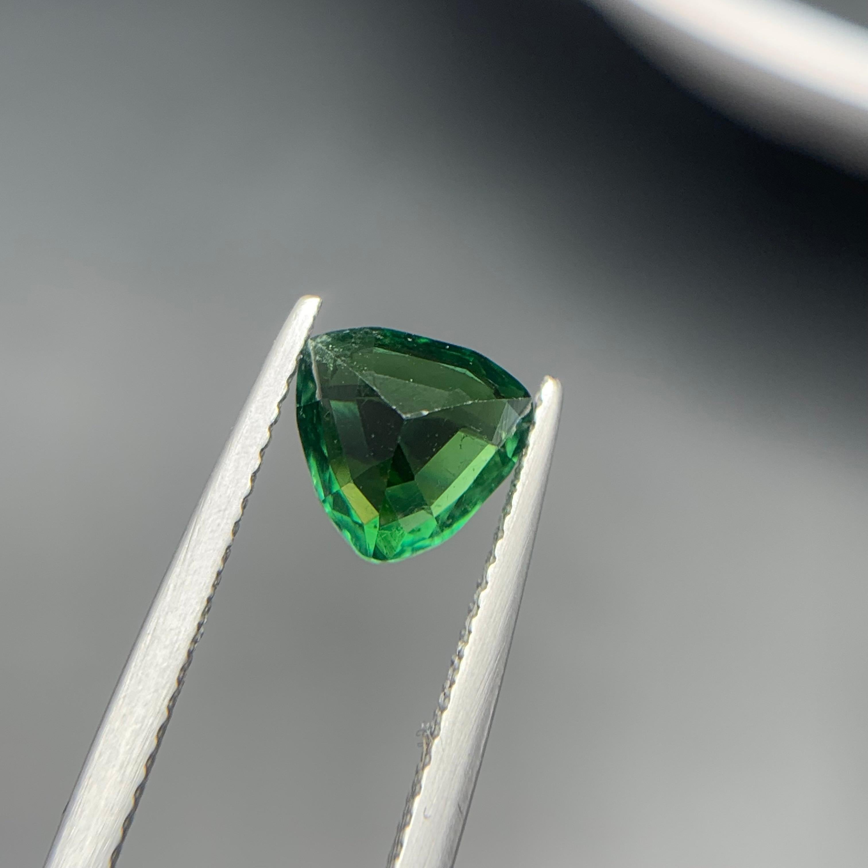 Taille trillion Bague en tourmaline naturelle verte forêt, pierre précieuse non sertie de 1,70 carat, taille trillion en vente