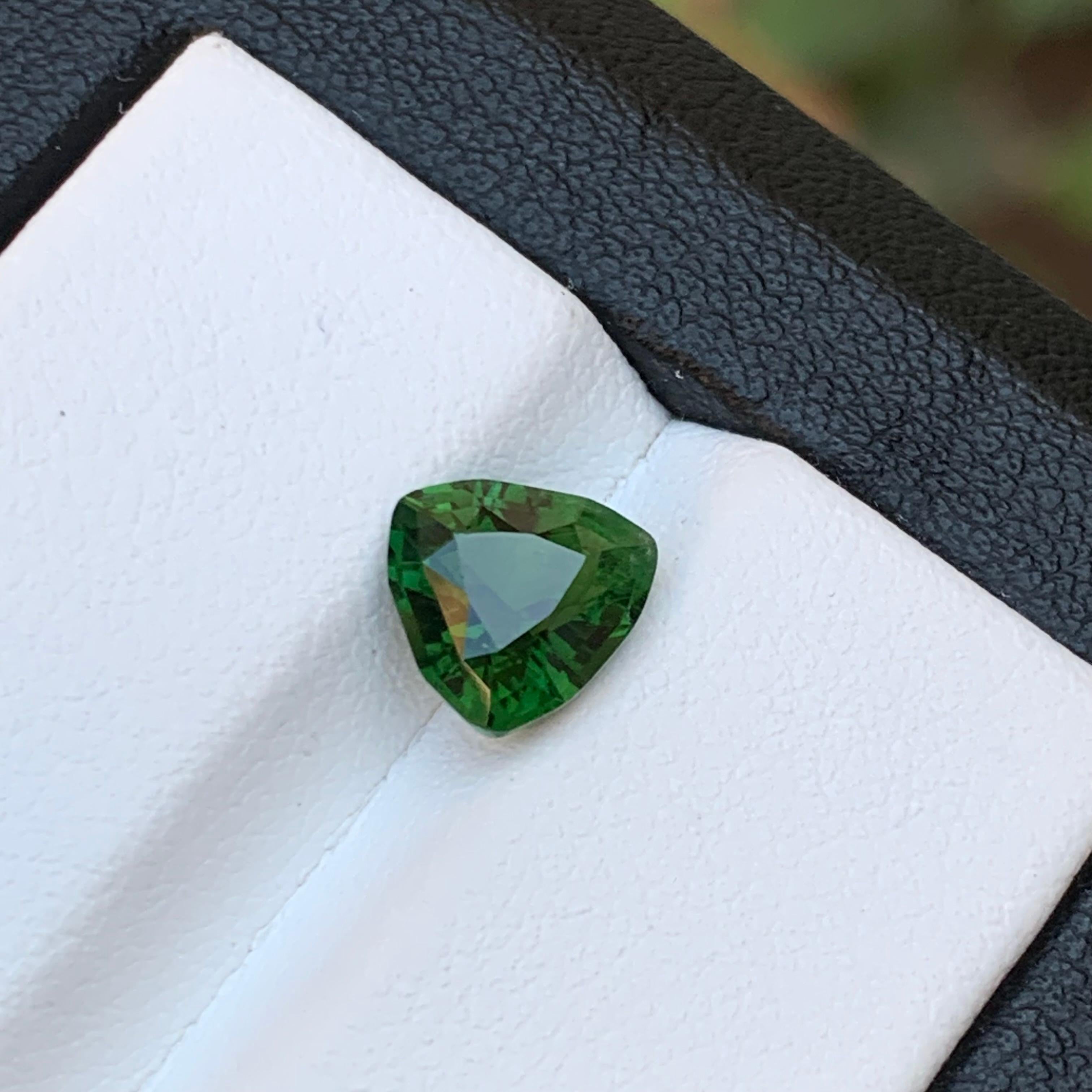 Bague en tourmaline naturelle verte forêt, pierre précieuse non sertie de 1,70 carat, taille trillion Neuf - En vente à Peshawar, PK
