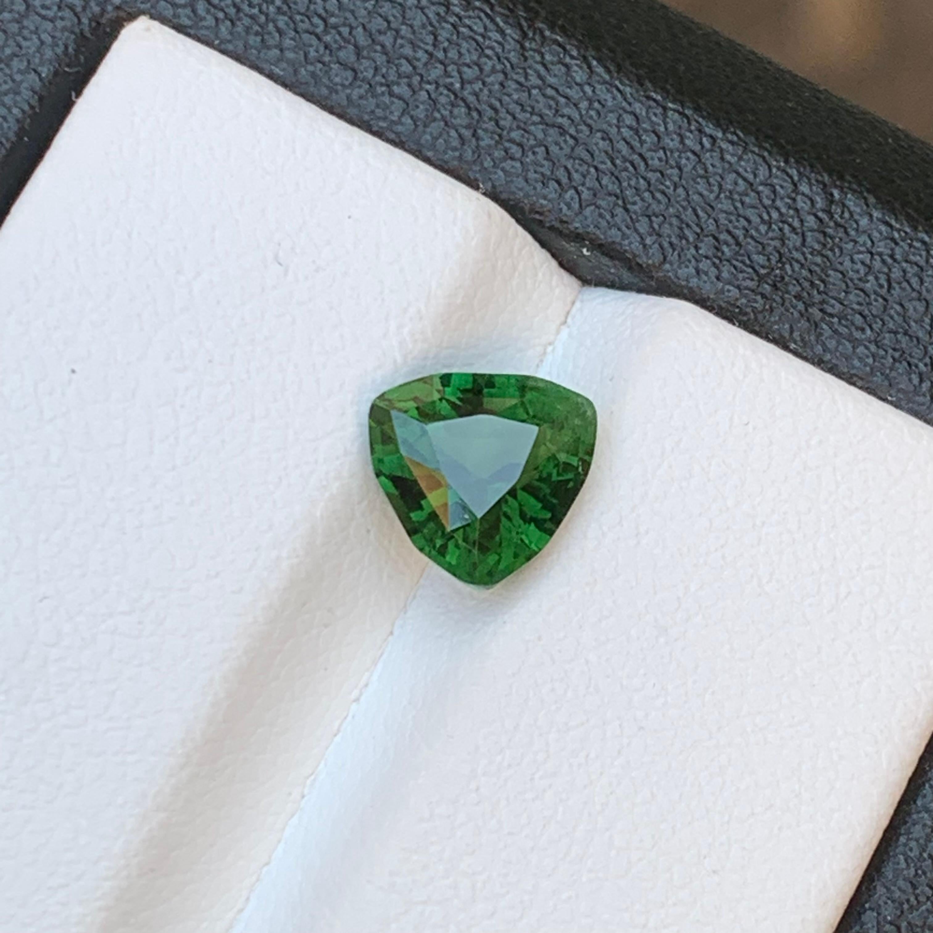 Bague en tourmaline naturelle verte forêt, pierre précieuse non sertie de 1,70 carat, taille trillion Unisexe en vente