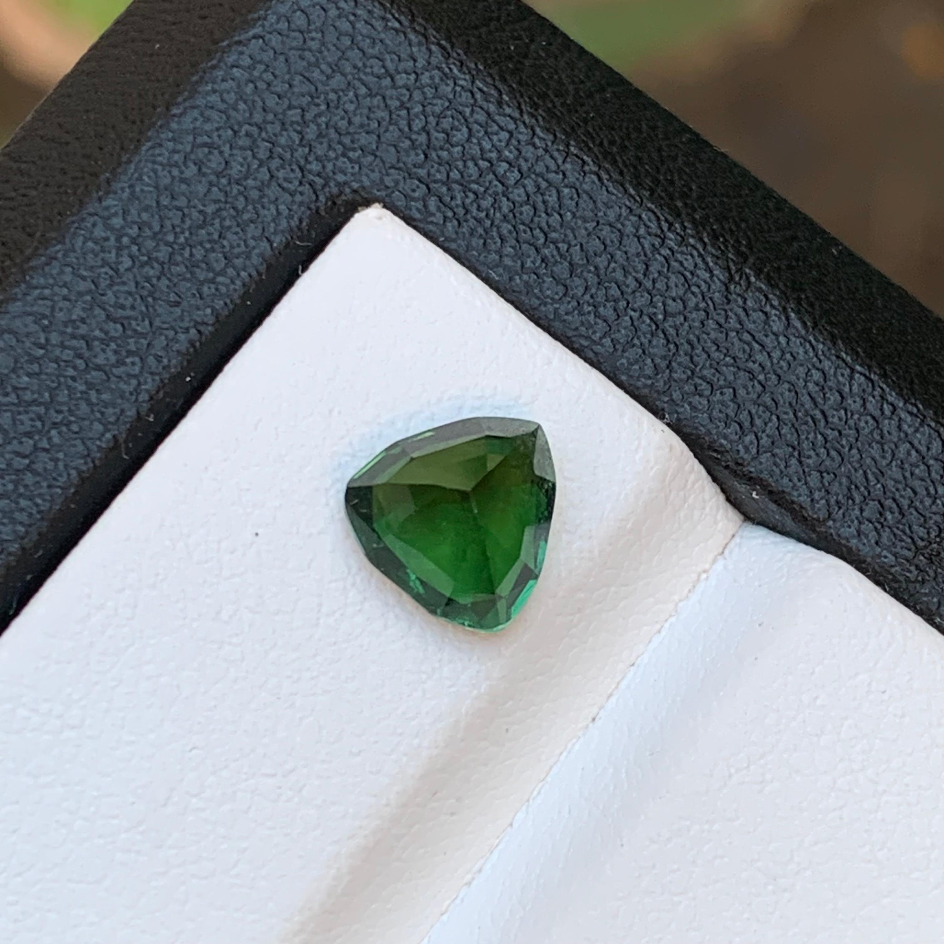 Bague en tourmaline naturelle verte forêt, pierre précieuse non sertie de 1,70 carat, taille trillion en vente 1
