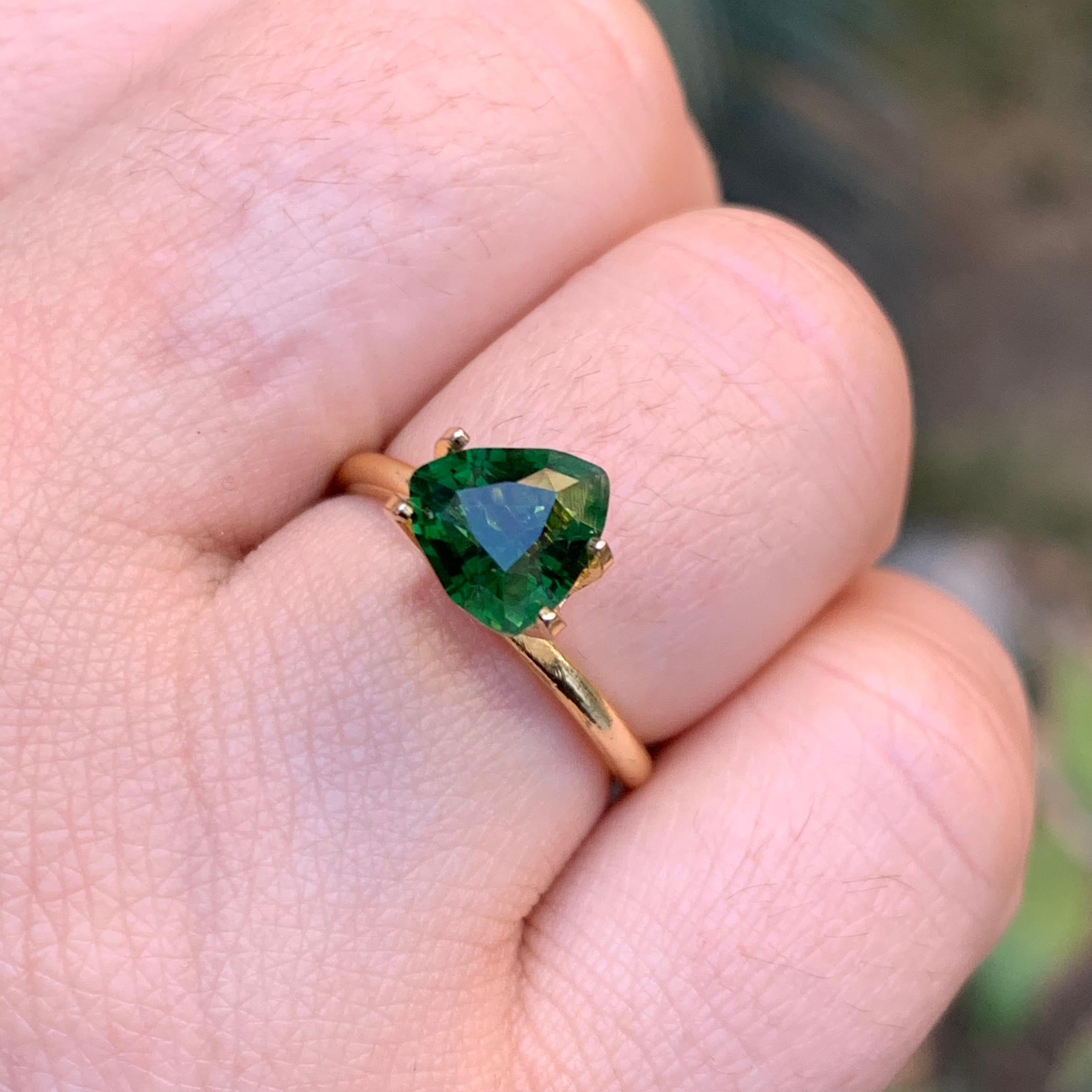 Bague en tourmaline naturelle verte forêt, pierre précieuse non sertie de 1,70 carat, taille trillion en vente 2