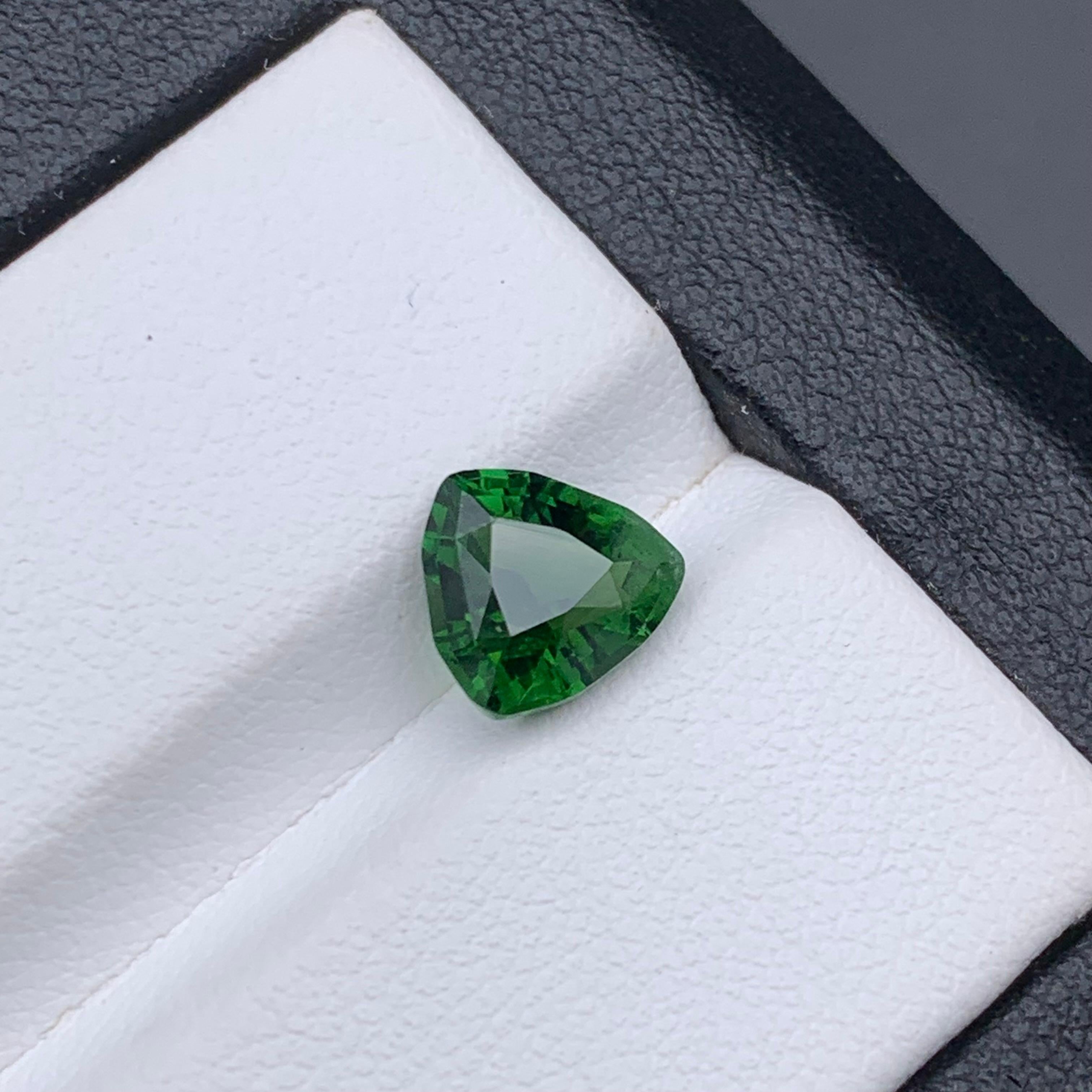 Bague en tourmaline naturelle verte forêt, pierre précieuse non sertie de 1,70 carat, taille trillion en vente 3