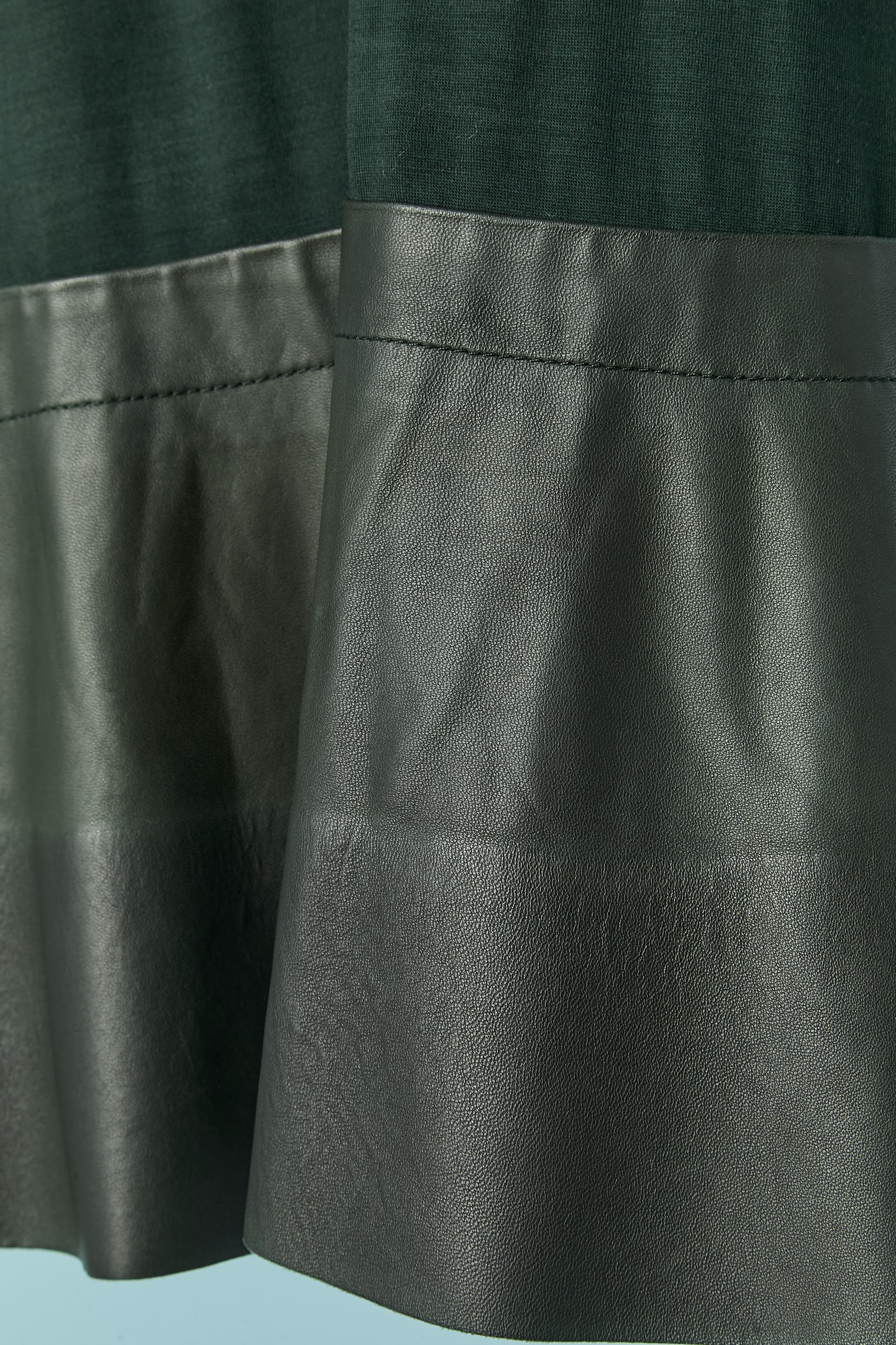Waldgrünes, ärmelloses Kleid aus Leder und Wolljersey. Unsichtbarer Reißverschluss in der hinteren Mitte. 
SIZE 38 (Fr) M 