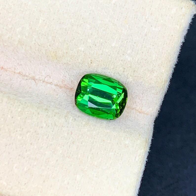Poids (CT) : 1.45
Dimensions (MM) : 7x6x4.8
Forme : Coussin
Couleur : Vert forêt
Traitement : Aucun
Clarté : Eye Clean
Origine : Afghanistan


Cette exquise tourmaline vert forêt de 1,45 carat est un exemple frappant de beauté naturelle et