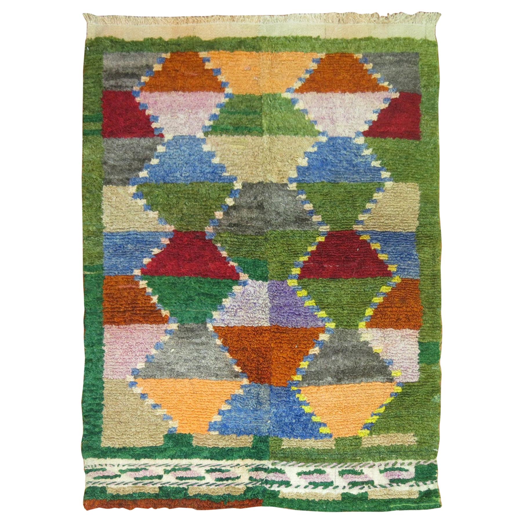 Waldgrüner türkischer skandinavisch inspirierter Tulu-Teppich im Vintage-Stil