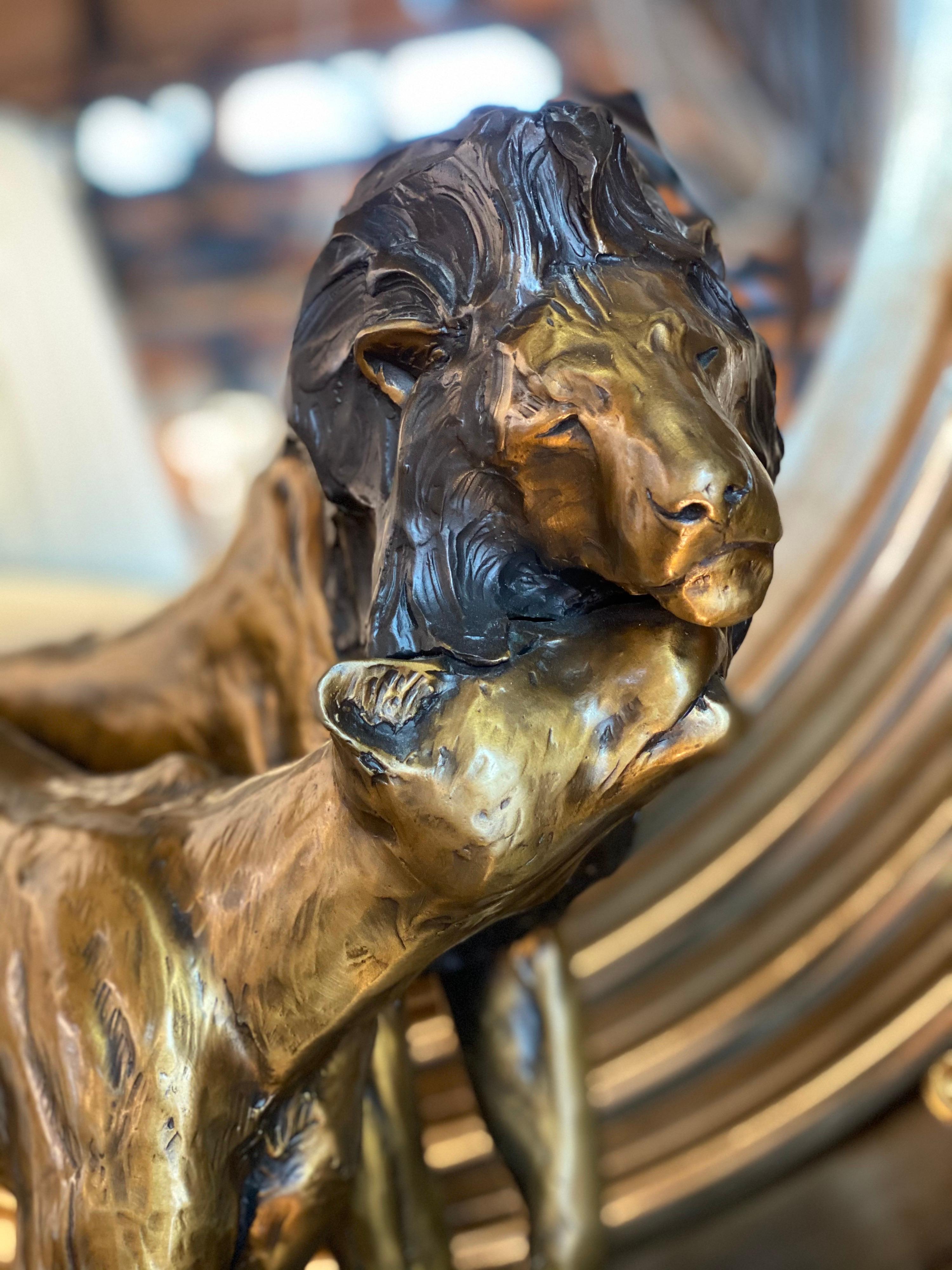 Waldholz-Bronze-Skulptur von Löwen im Zustand „Gut“ in Bridgehampton, NY