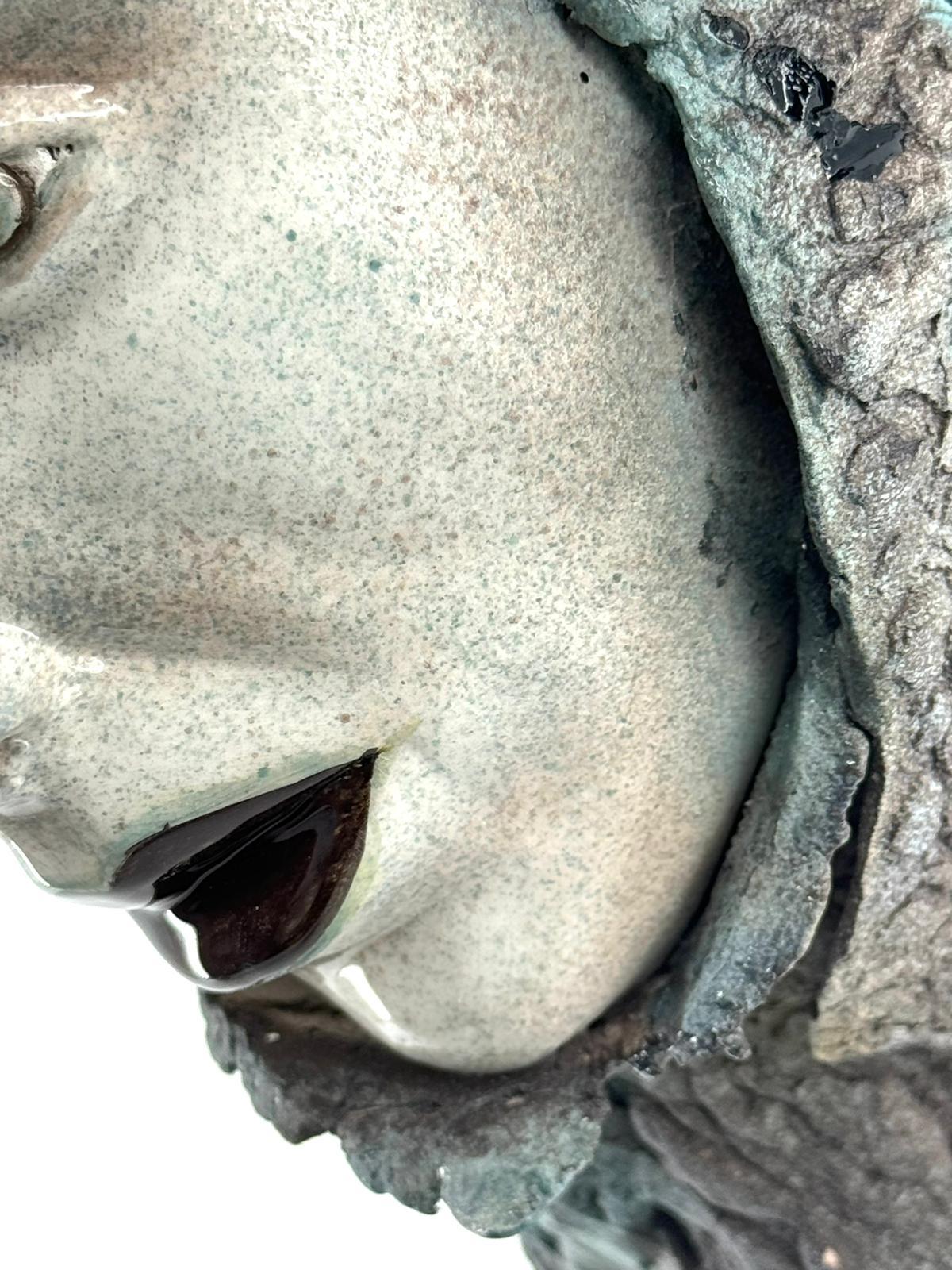La donna rossa e oro si ispira a molte reminiscenze culturali dell'Italia. Coralli ispirati al nostro Mediterraneo, elementi dorati per un'arte di lusso. Un viso delicatamente reintegrato impreziosisce la statua. Tutto è fatto a mano senza stampi.