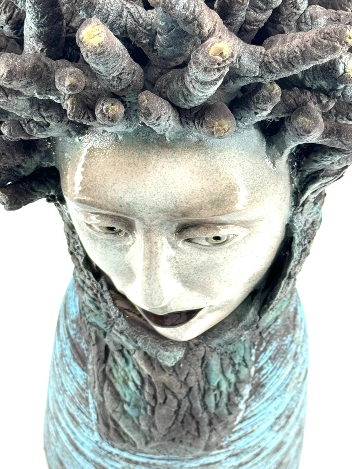 Fatto a mano La Signora della Foresta. Un pezzo d'arte unico. Realizzato e dipinto a mano. Ceramica 2024 in vendita