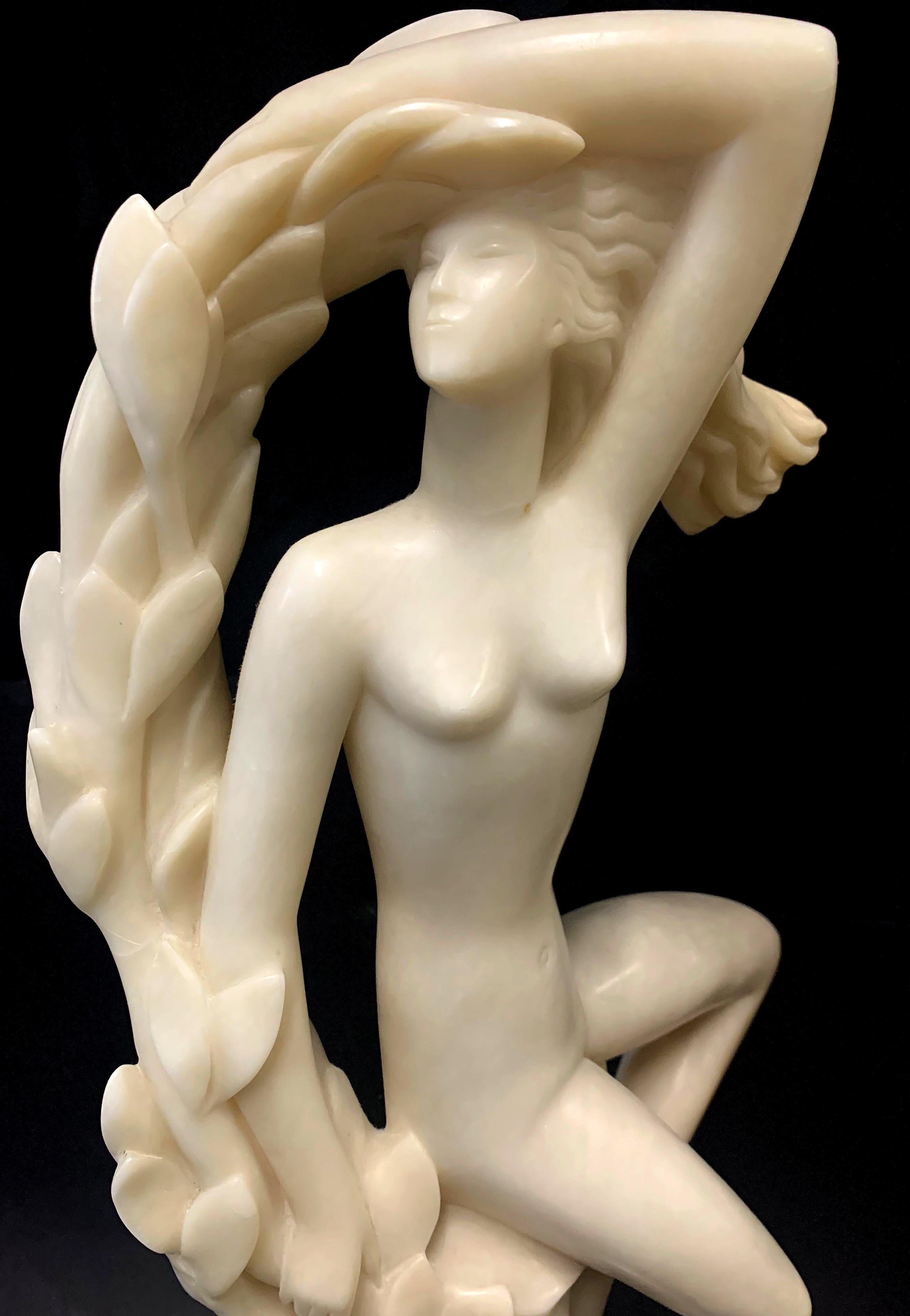 Américain « Nymphes de la forêt », paire de sculptures de nus féminins Art Déco, albâtre, 1937 en vente