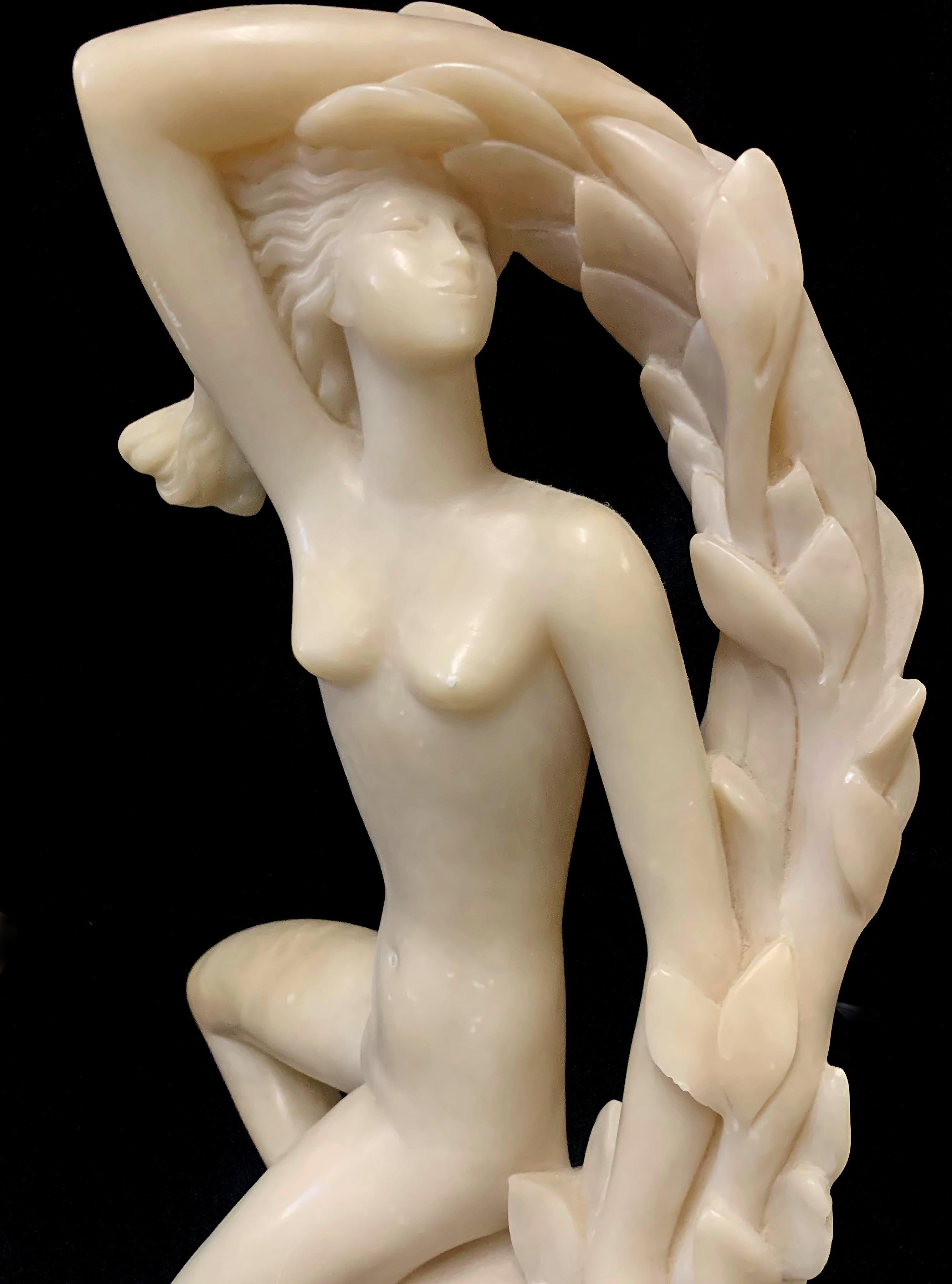 Paar Art-Déco-Skulpturen mit weiblichem Akt aus Alabaster, „Forest Nymphen“, 1937 (Geschnitzt) im Angebot