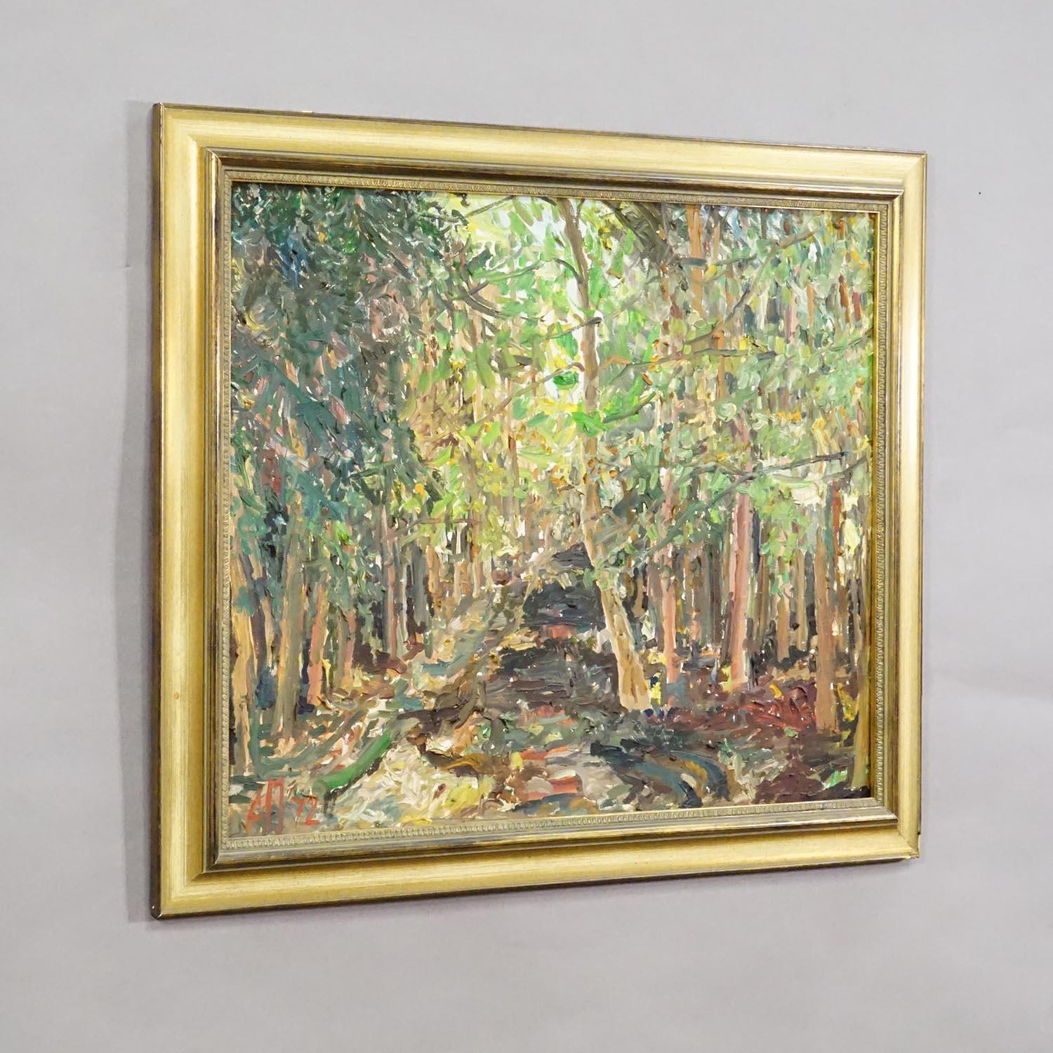 Waldweg - Ölgemälde von Alexander Michael, 1972

Dieses stimmungsvolle Gemälde zeigt einen sonnendurchfluteten Waldweg, der sich durch einen dichten Wald schlängelt. Das diffuse Sonnenlicht dringt durch das leuchtend grüne Blätterdach und wirft