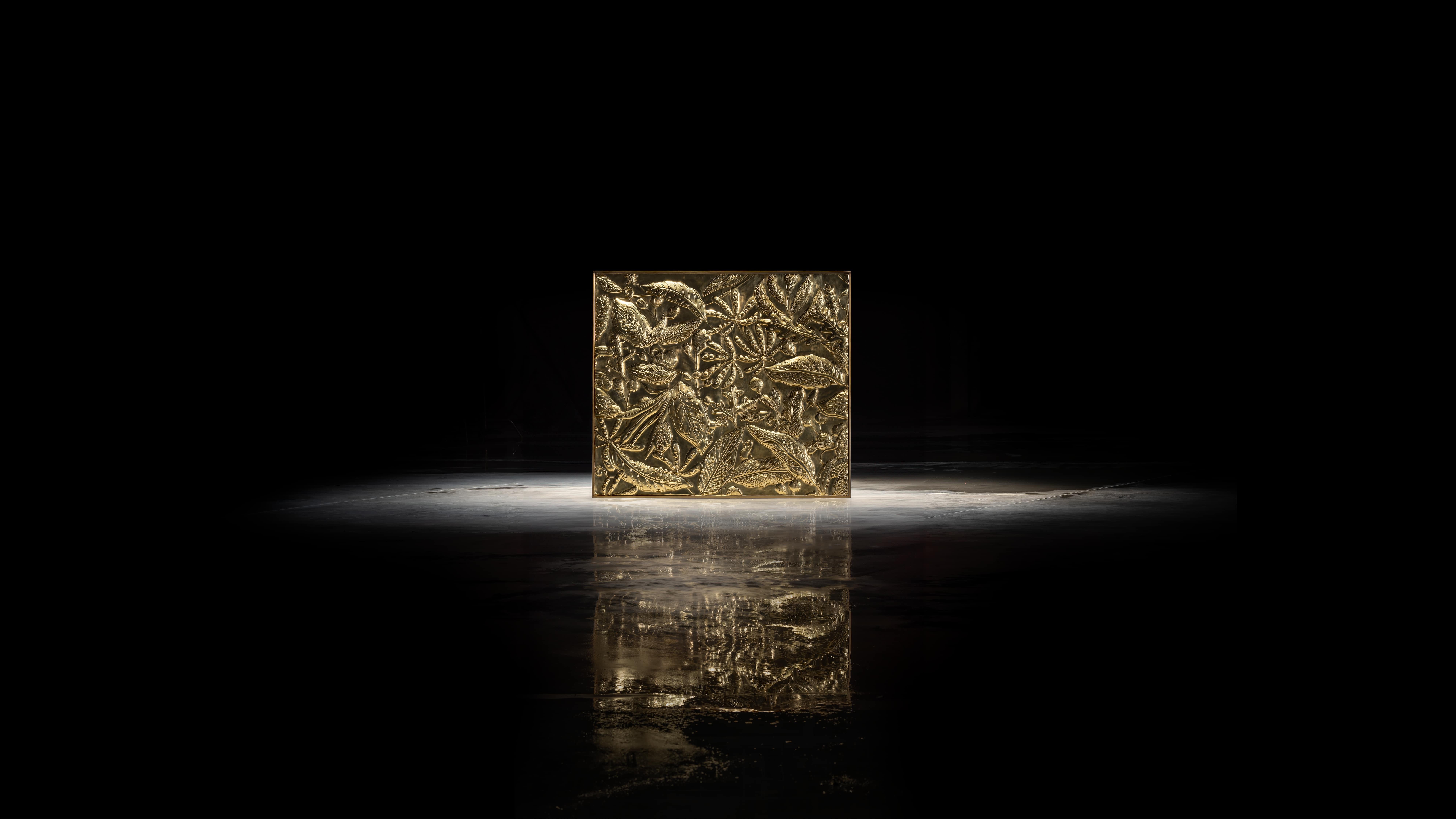 Surreales Blattwerk mit dichten Blättern und Blüten, entworfen von Marcantonio in Messing-Repousse, d.h. das Hämmern von Metall von Hand, das auf der Rückseite sorgfältig ausgeführt wird. Die prachtvollen Tafeln sind mit kontrastierendem, brüniertem