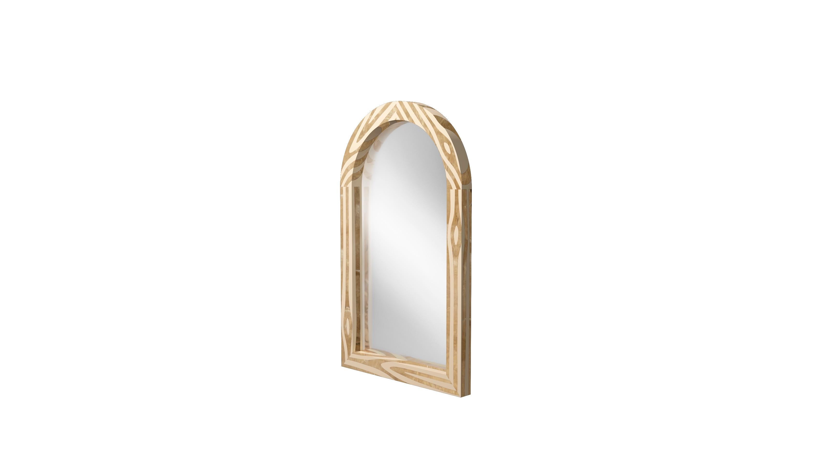 Der Wandkonsolenspiegel Forest mit Messingintarsie von Marcantonio ist ein gewölbter Spiegel, dessen Rahmen mit einer Messingintarsie versehen ist, die an die Schönheit des natürlichen Holzes erinnert. 

Für seine ersten Kreationen stellte